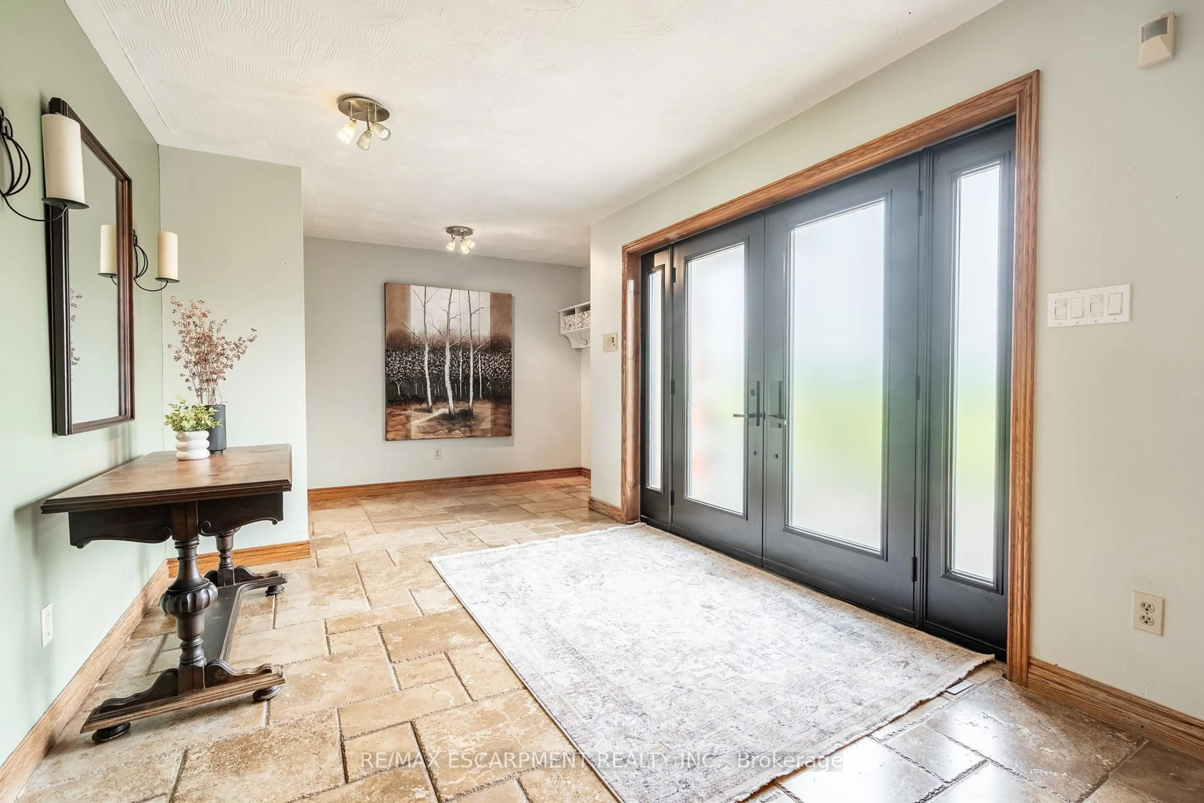 Indoor entryway for 1751 Kirkwall Rd, Hamilton Ontario N1R 5S7