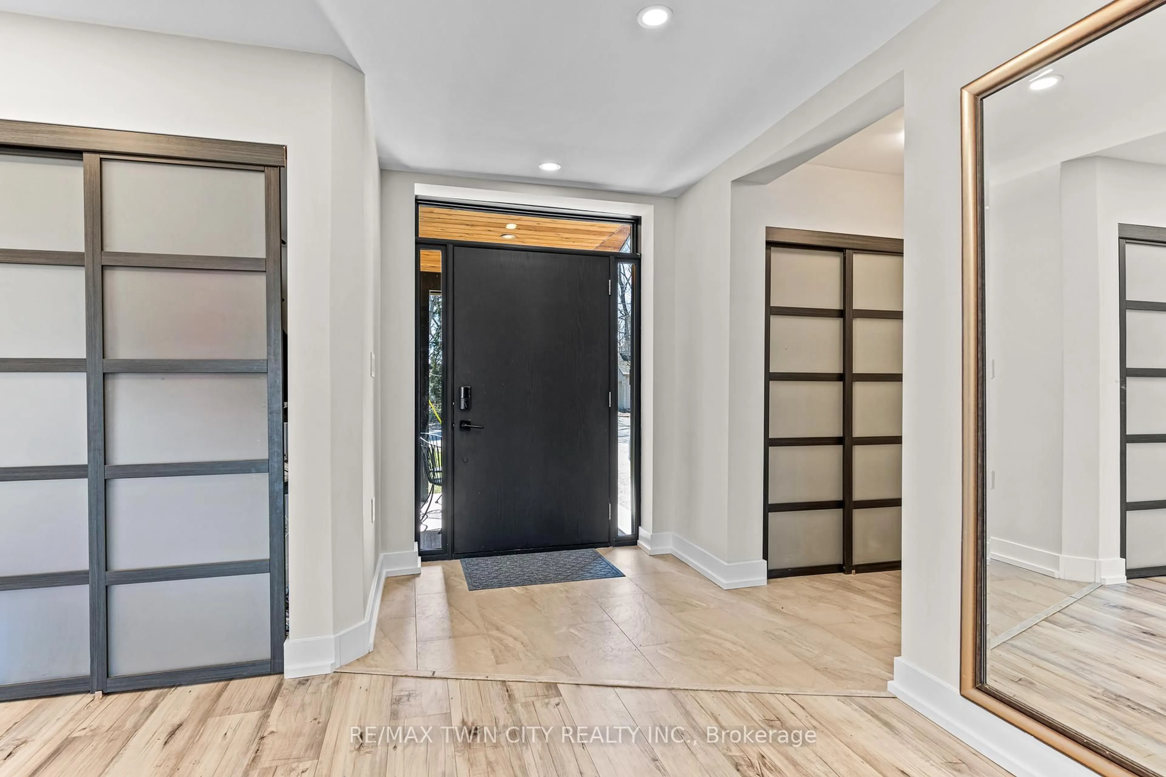 Indoor entryway for 330 Piper St, North Dumfries Ontario N0B 1E0