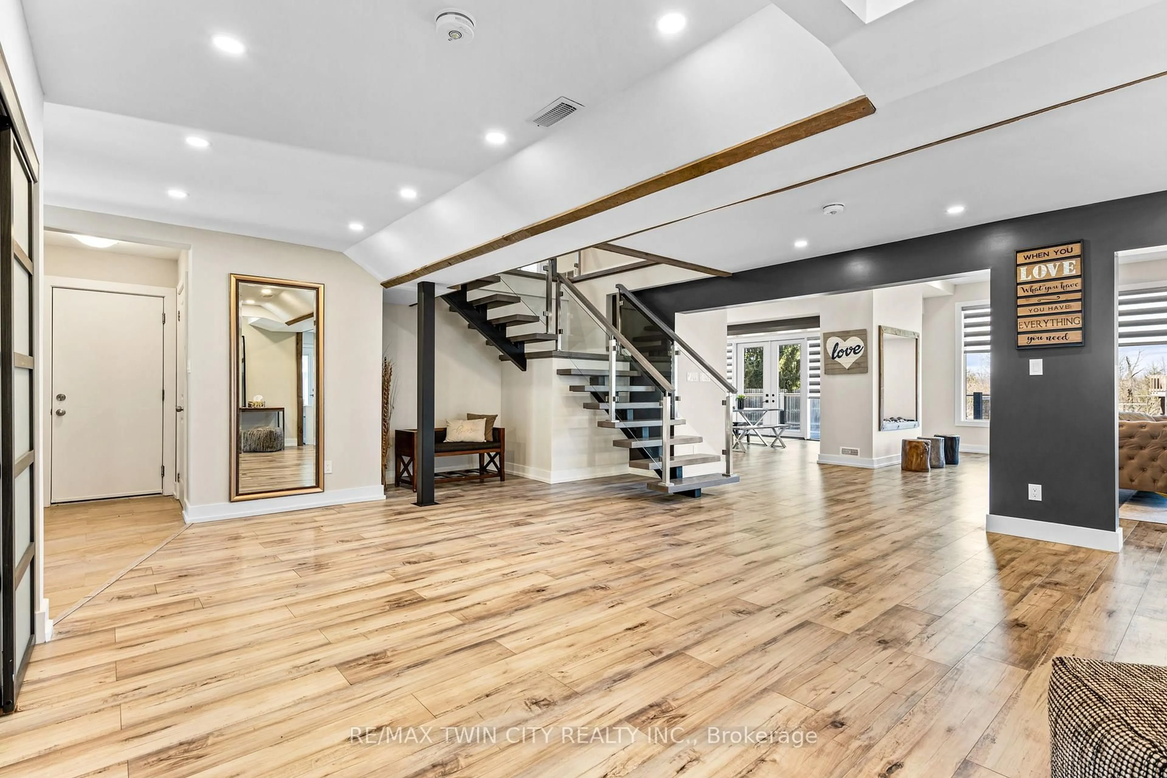 Indoor foyer for 330 Piper St, North Dumfries Ontario N0B 1E0