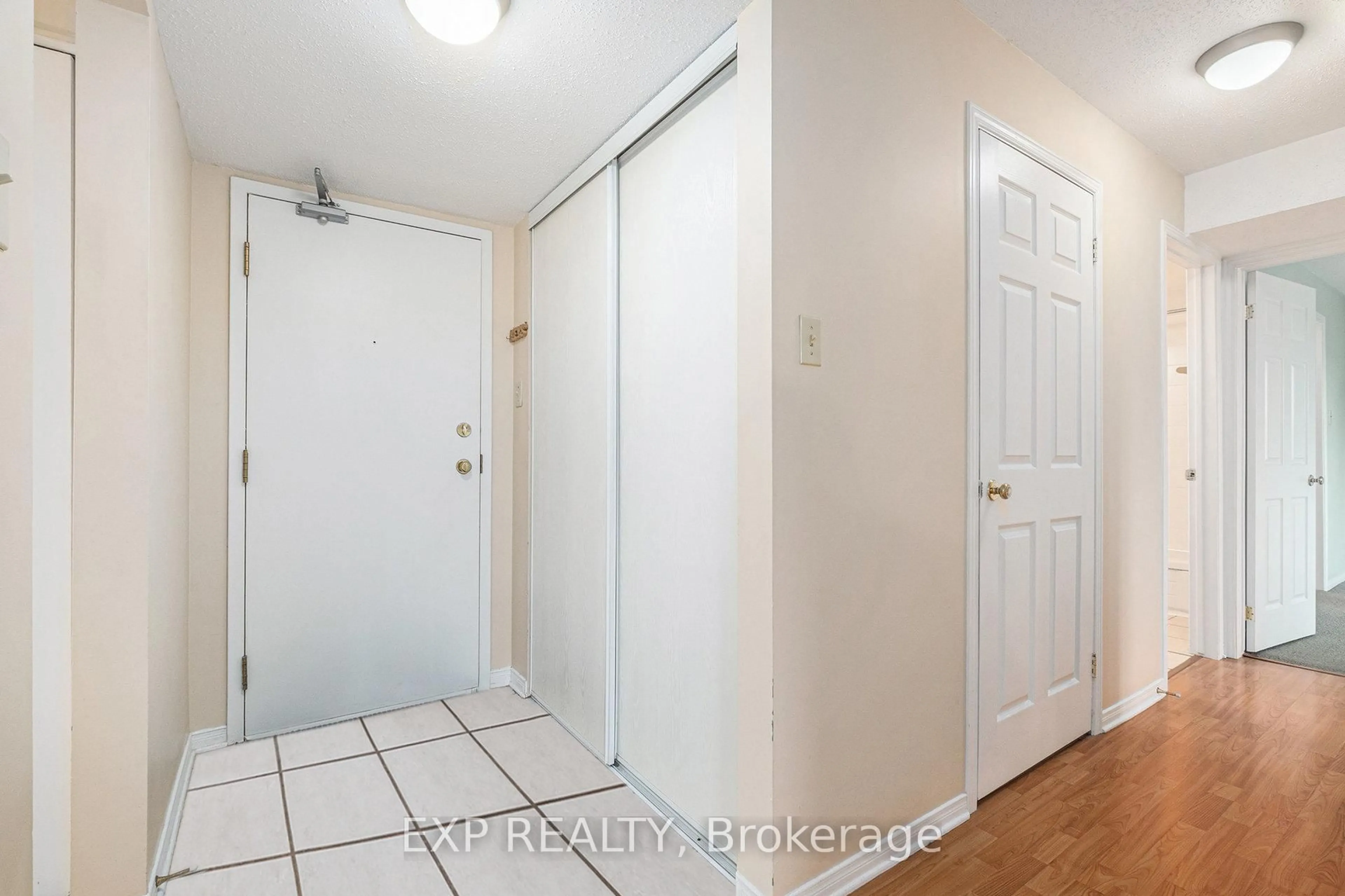 Indoor entryway for 270 Lorry Greenberg Dr #14, Ottawa Ontario K1T 3K2
