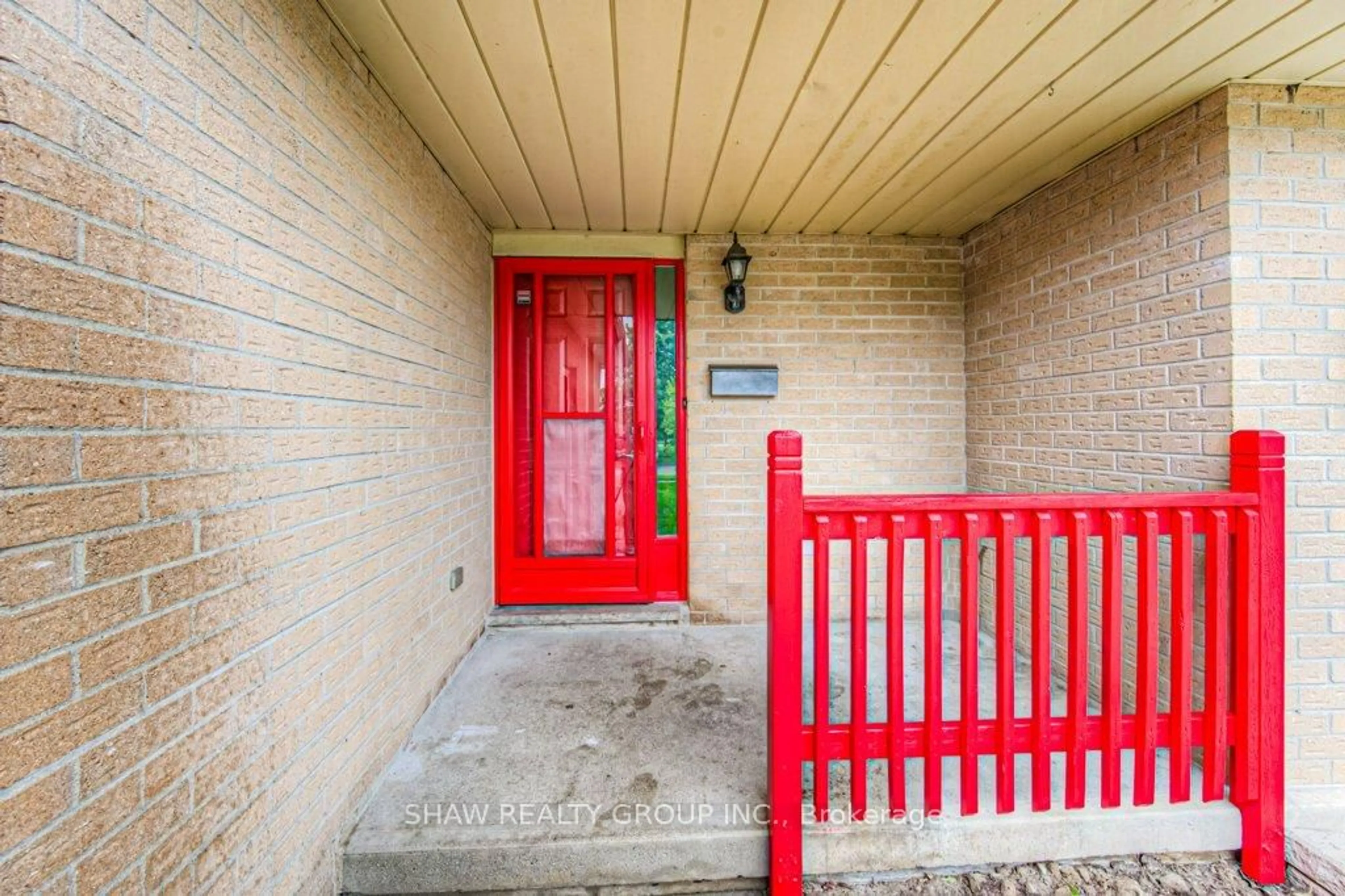 Indoor entryway for 16 Windale Cres, Kitchener Ontario N2E 3E7