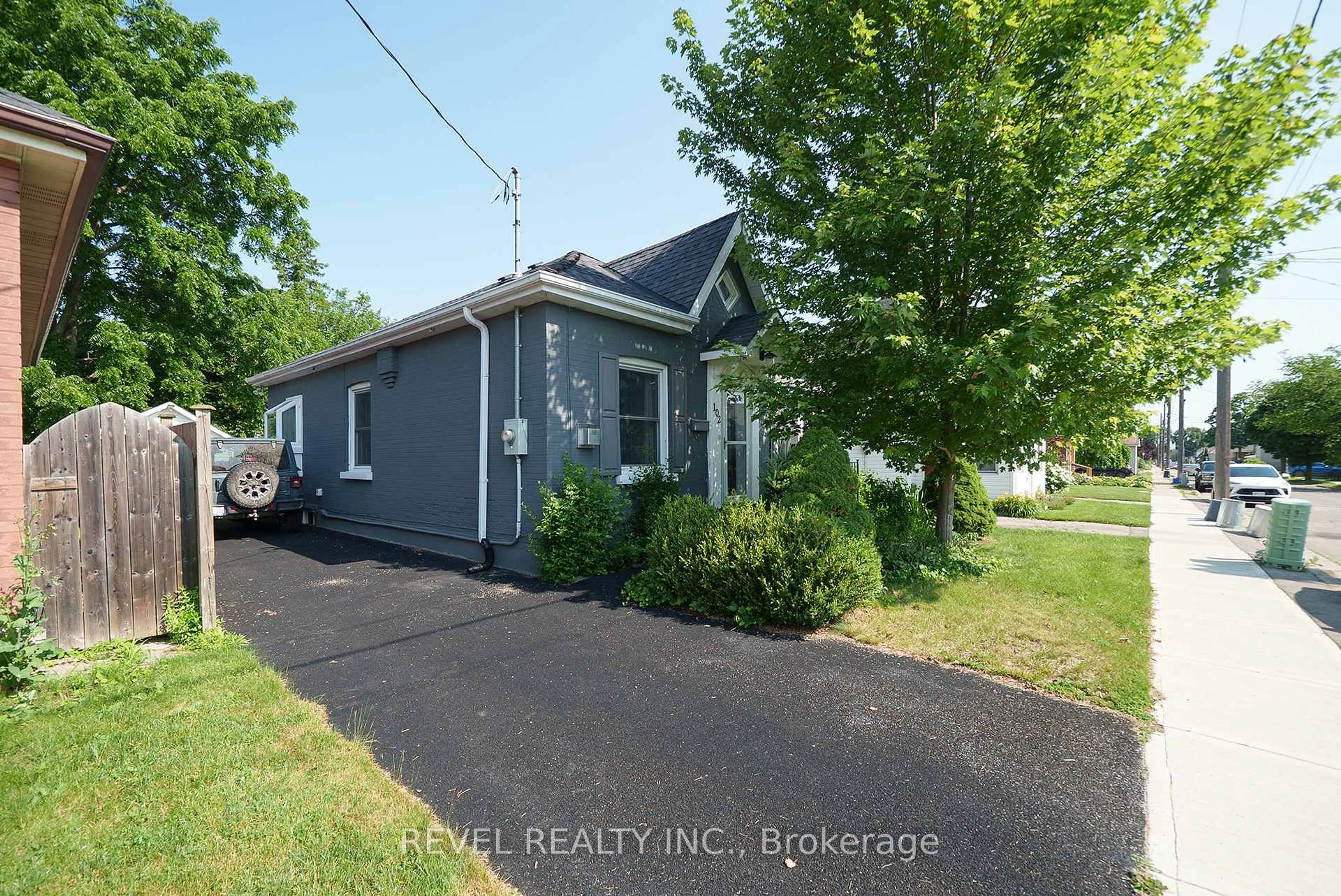 A pic from outside/outdoor area/front of a property/back of a property/a pic from drone, street for 102 Sydenham St, Brantford Ontario N3R 3Y6