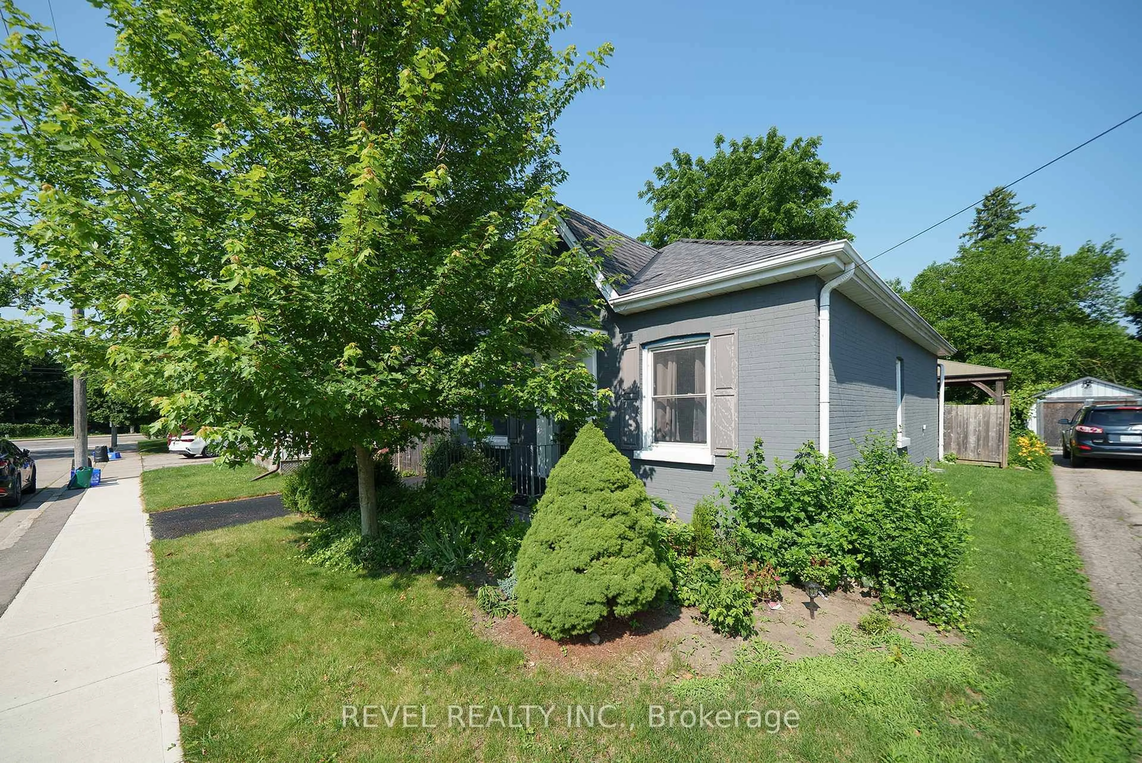 A pic from outside/outdoor area/front of a property/back of a property/a pic from drone, street for 102 Sydenham St, Brantford Ontario N3R 3Y6