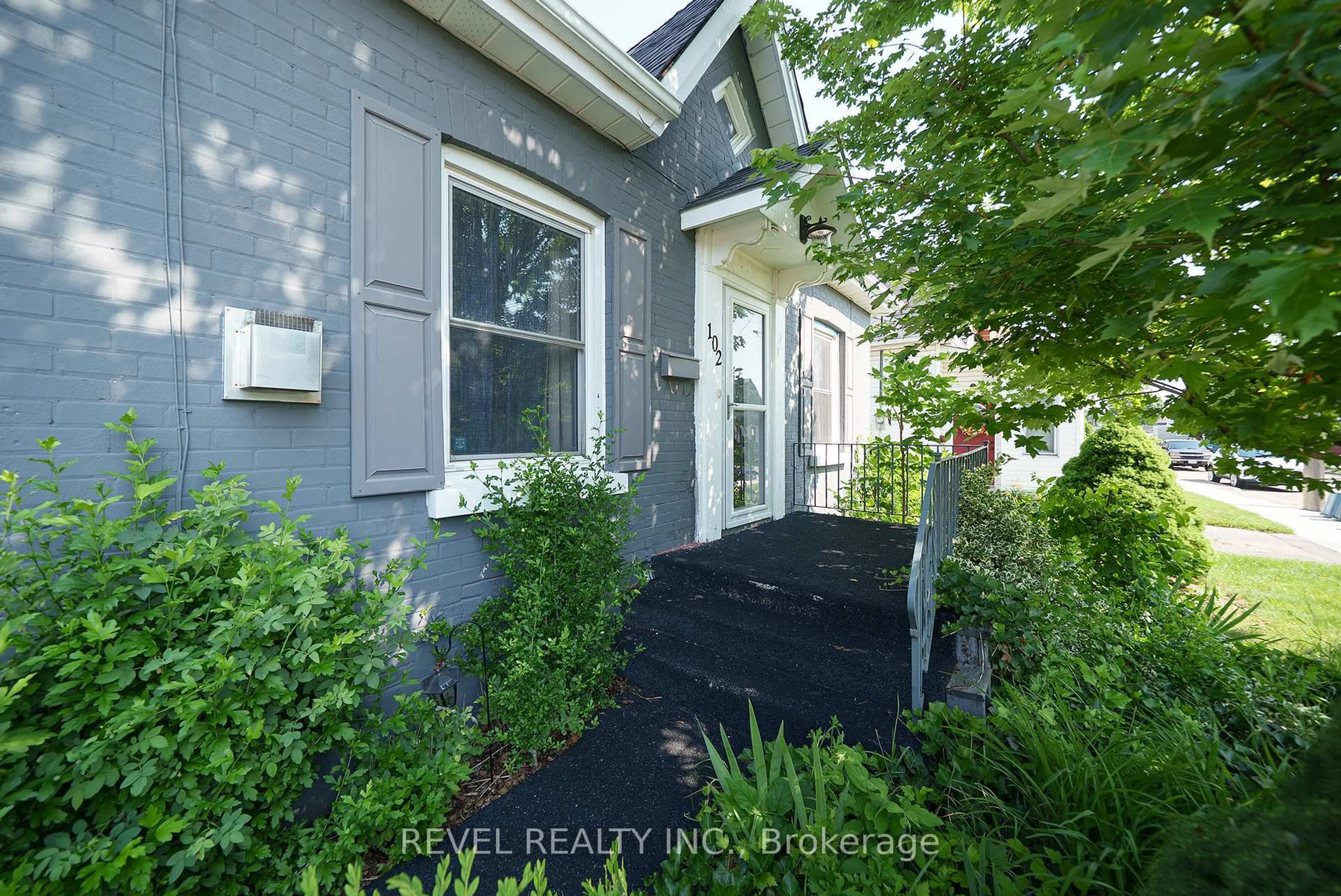 Indoor entryway for 102 Sydenham St, Brantford Ontario N3R 3Y6
