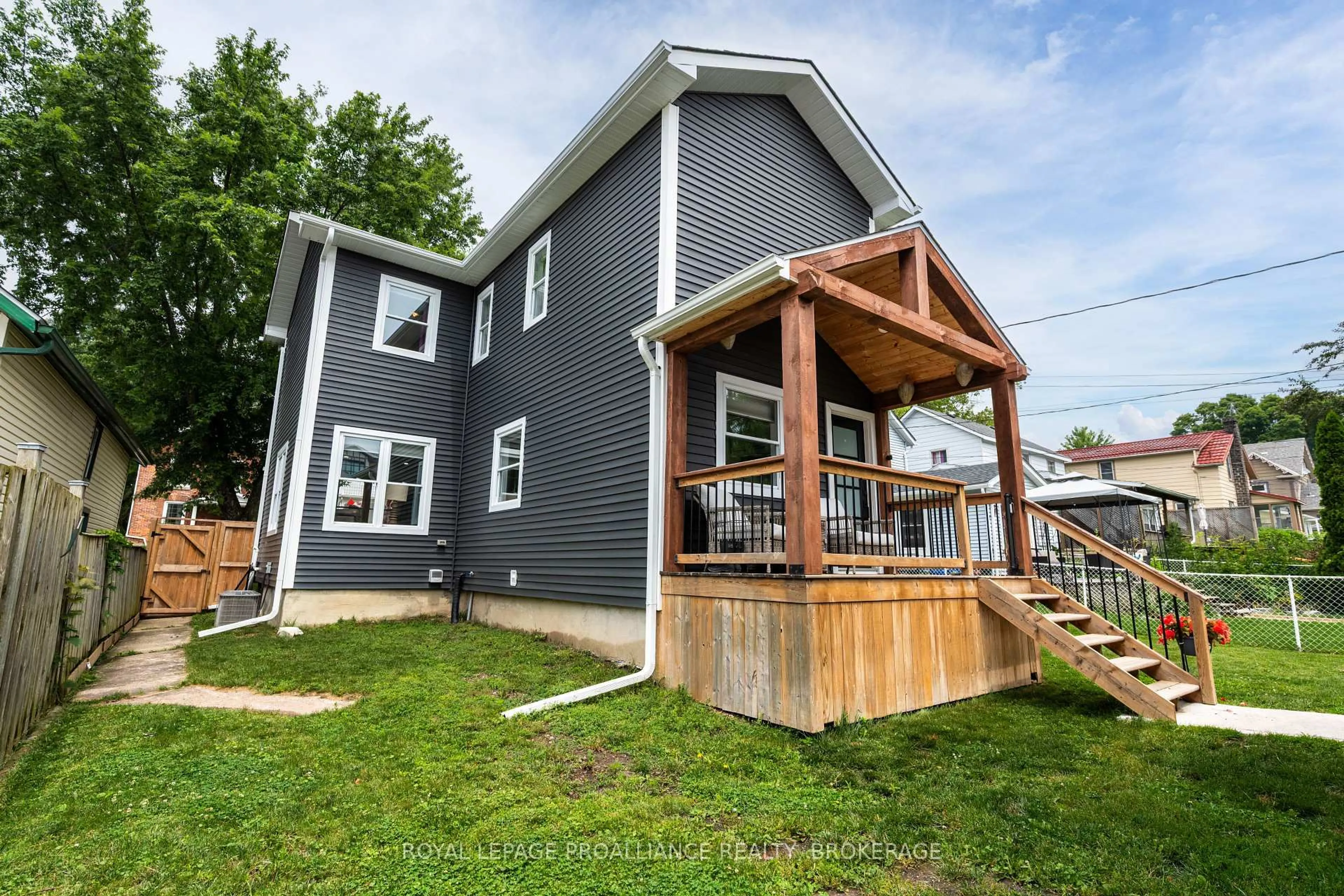Home with vinyl exterior material, unknown for 131 John St, Gananoque Ontario K7G 1A6