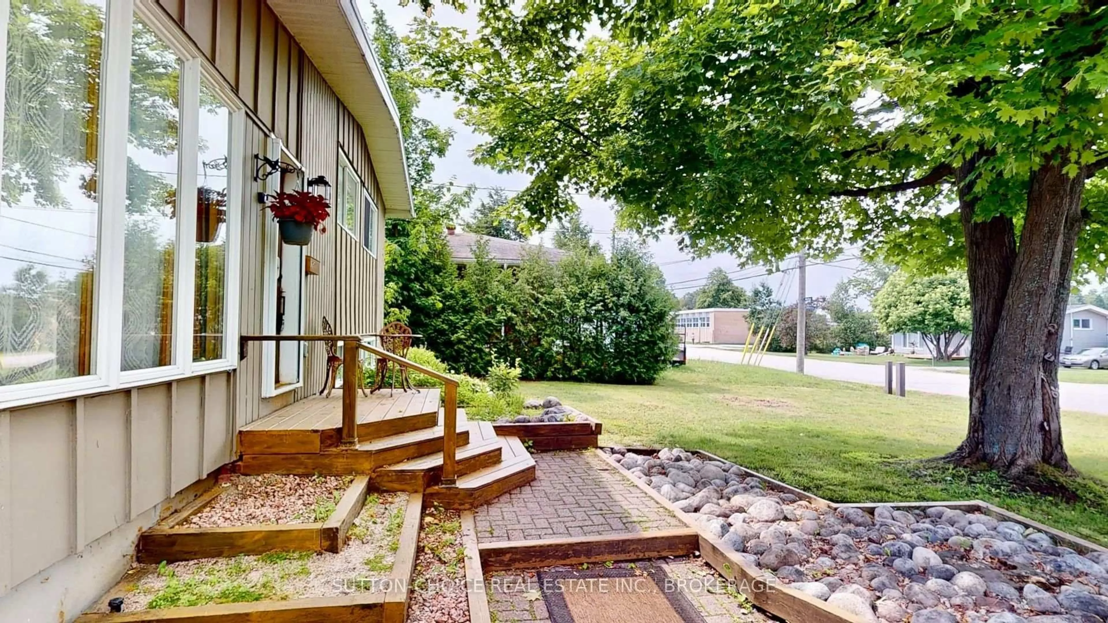 Patio, street for 730 Mckay Ave, North Bay Ontario P1B 7W1