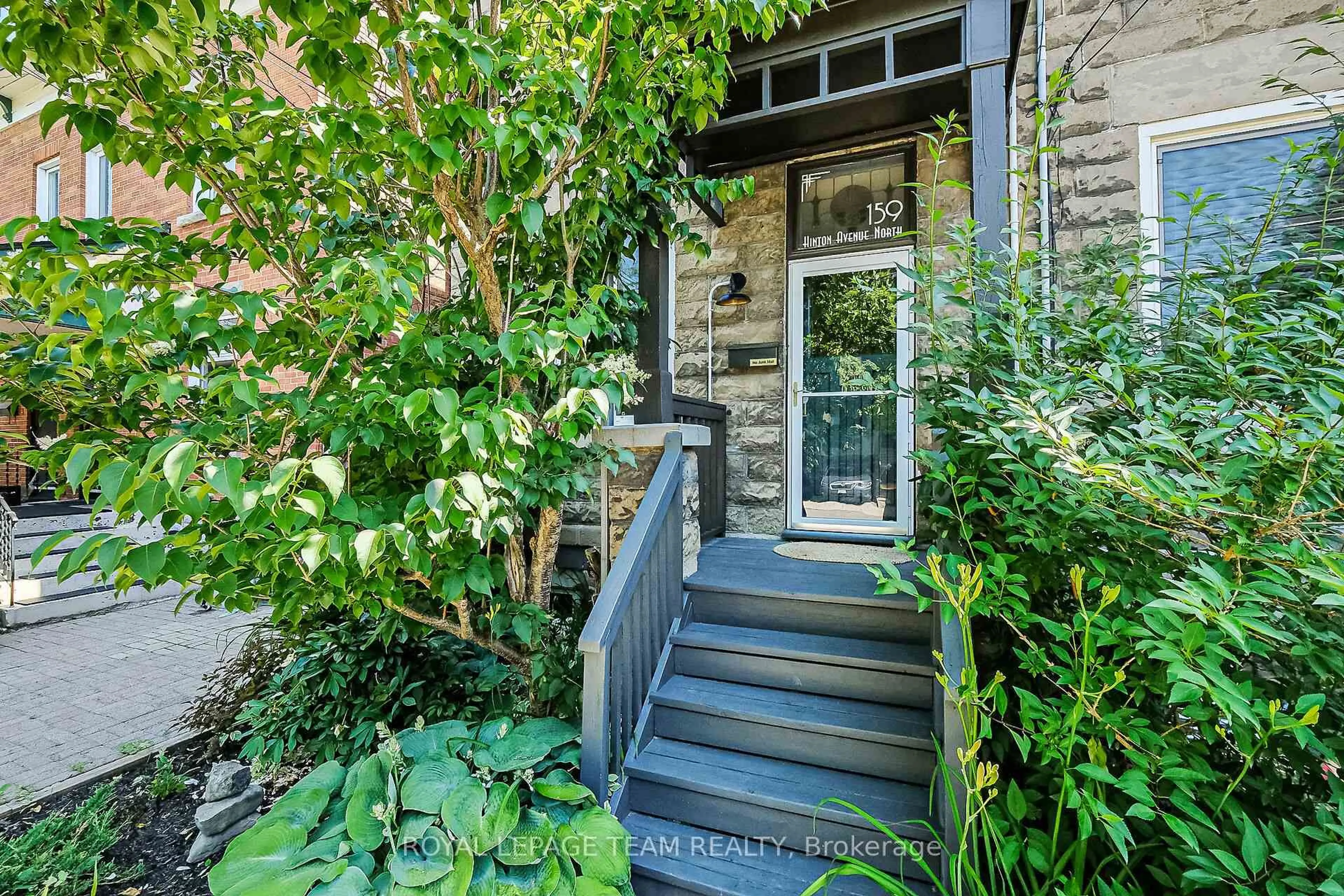 Indoor entryway for 159 Hinton Ave, Ottawa Ontario K1Y 0Z9