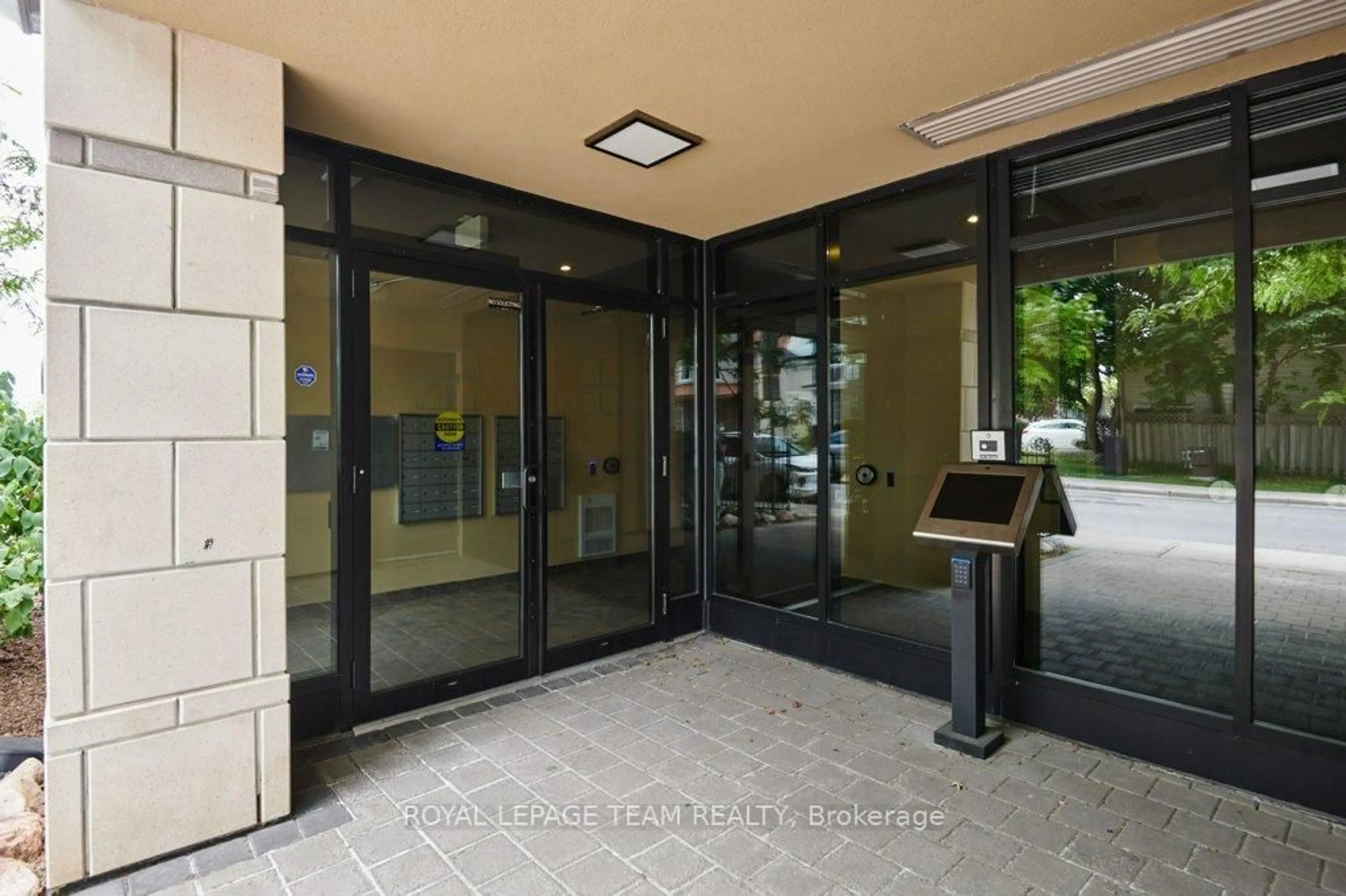 Indoor foyer for 320 Parkdale Ave #604, Ottawa Ontario K1Y 4X9