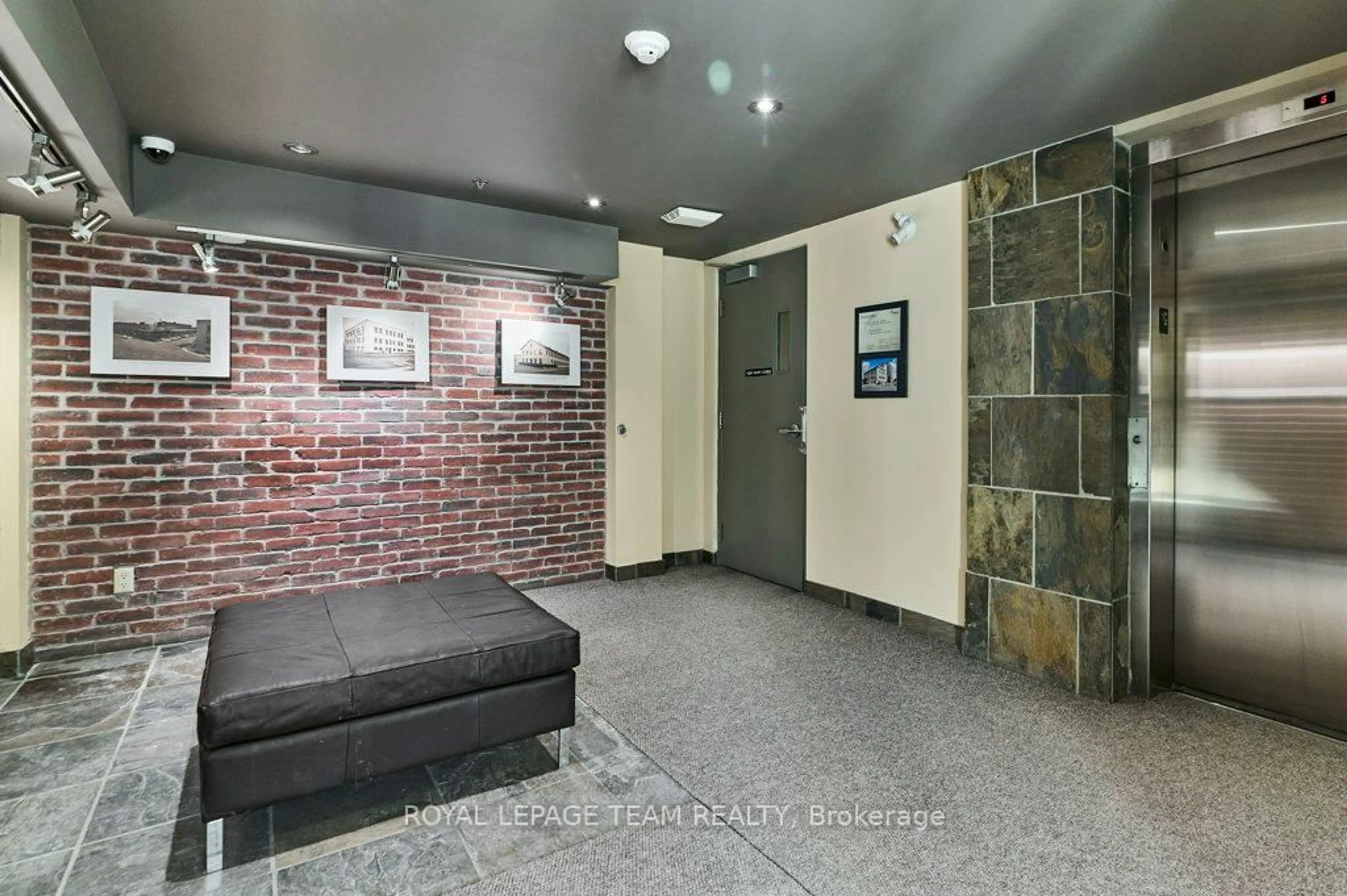 Indoor foyer for 320 Parkdale Ave #604, Ottawa Ontario K1Y 4X9