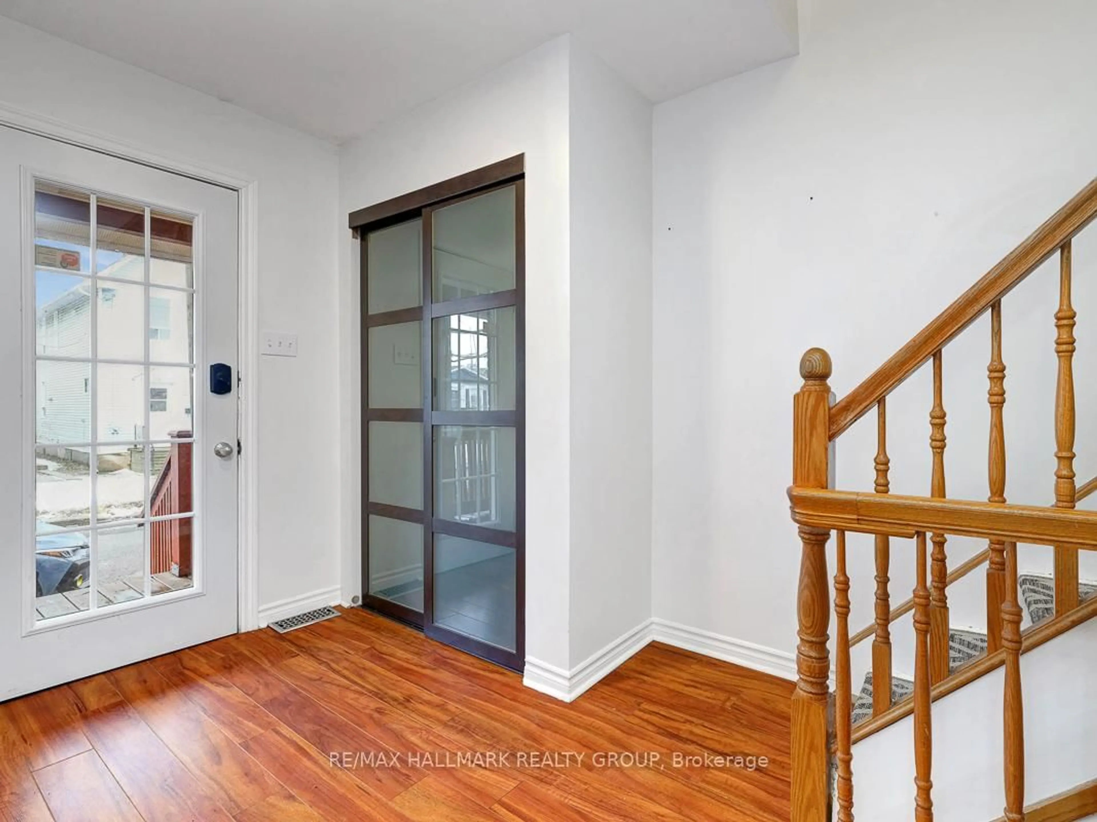 Indoor entryway for 193 Gladu St, Ottawa Ontario K1L 6N3