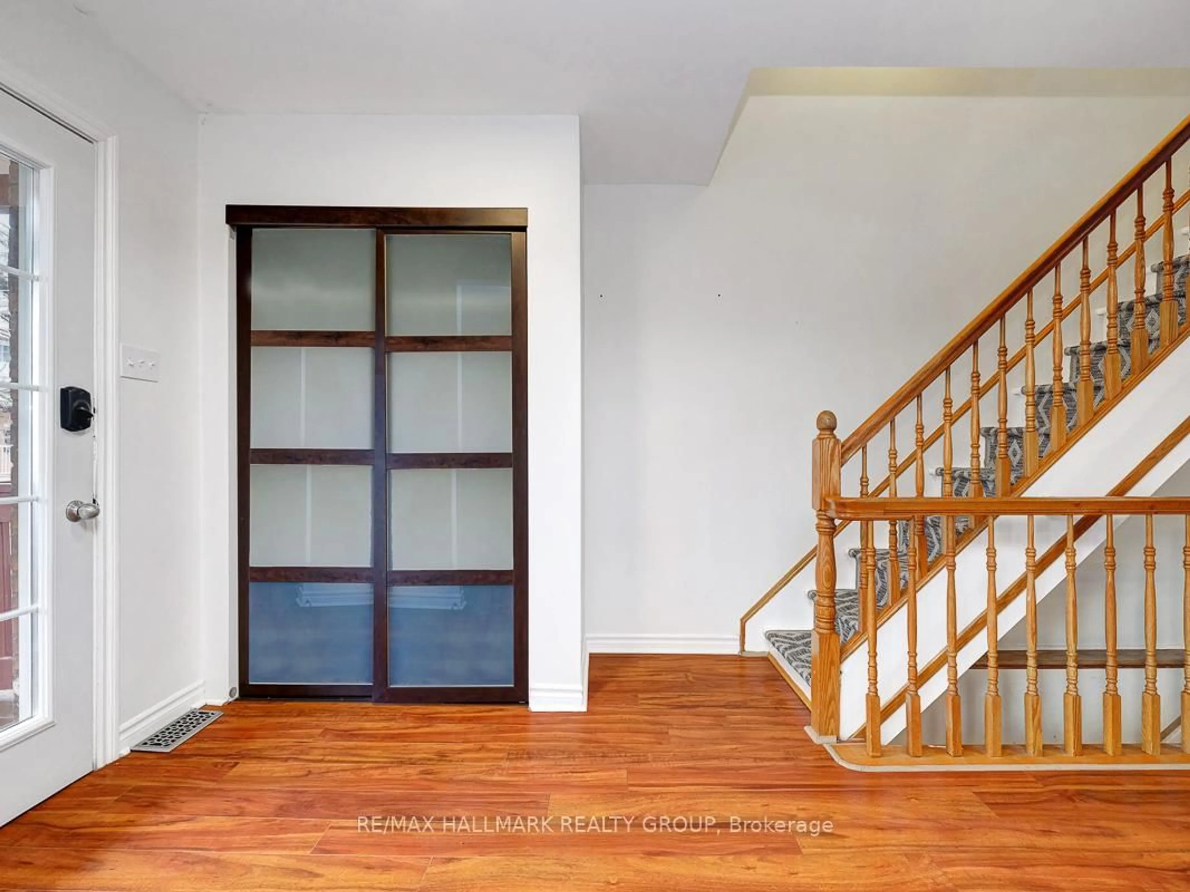 Indoor entryway for 193 Gladu St, Ottawa Ontario K1L 6N3