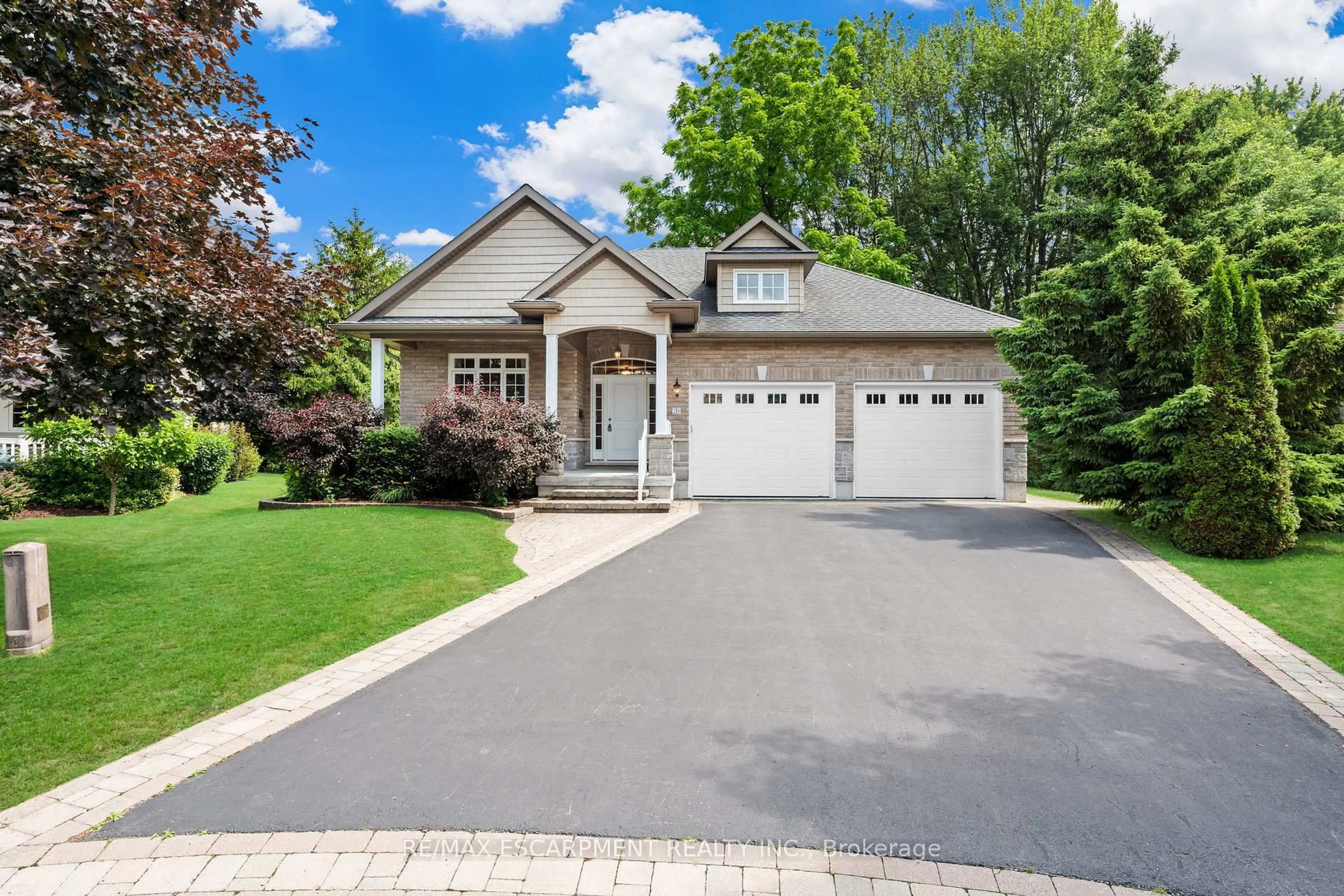 Home with vinyl exterior material, street for 28 MAPLEWOOD Crt, Haldimand Ontario N1A 3G8