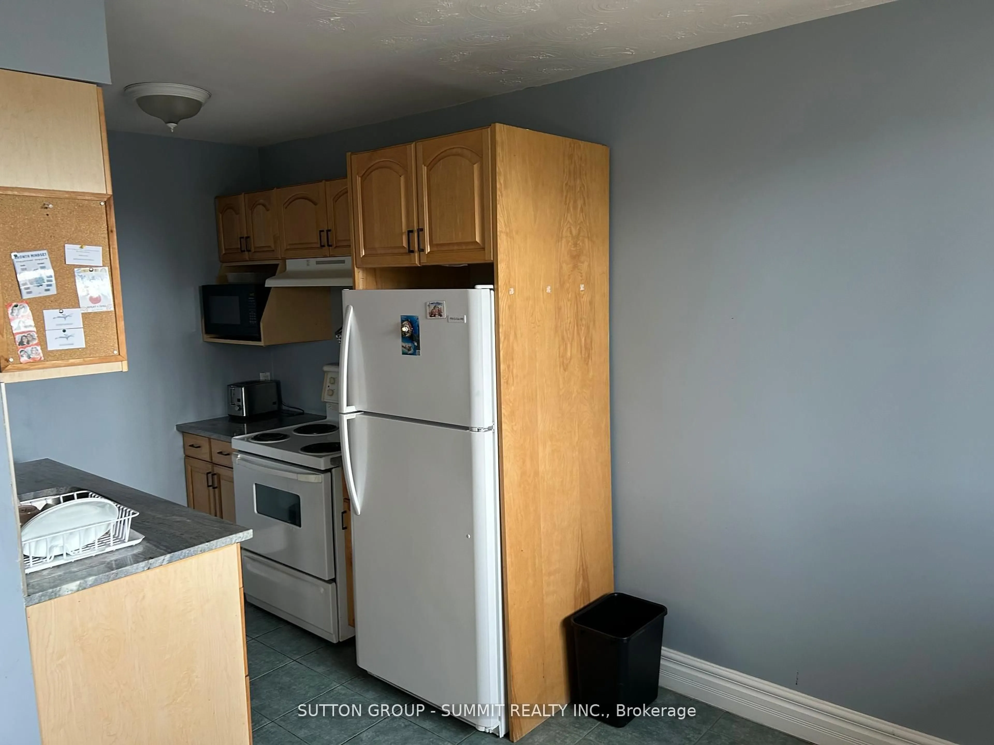 Standard kitchen, unknown for 101 Queen St #506, Hamilton Ontario L8P 3R9