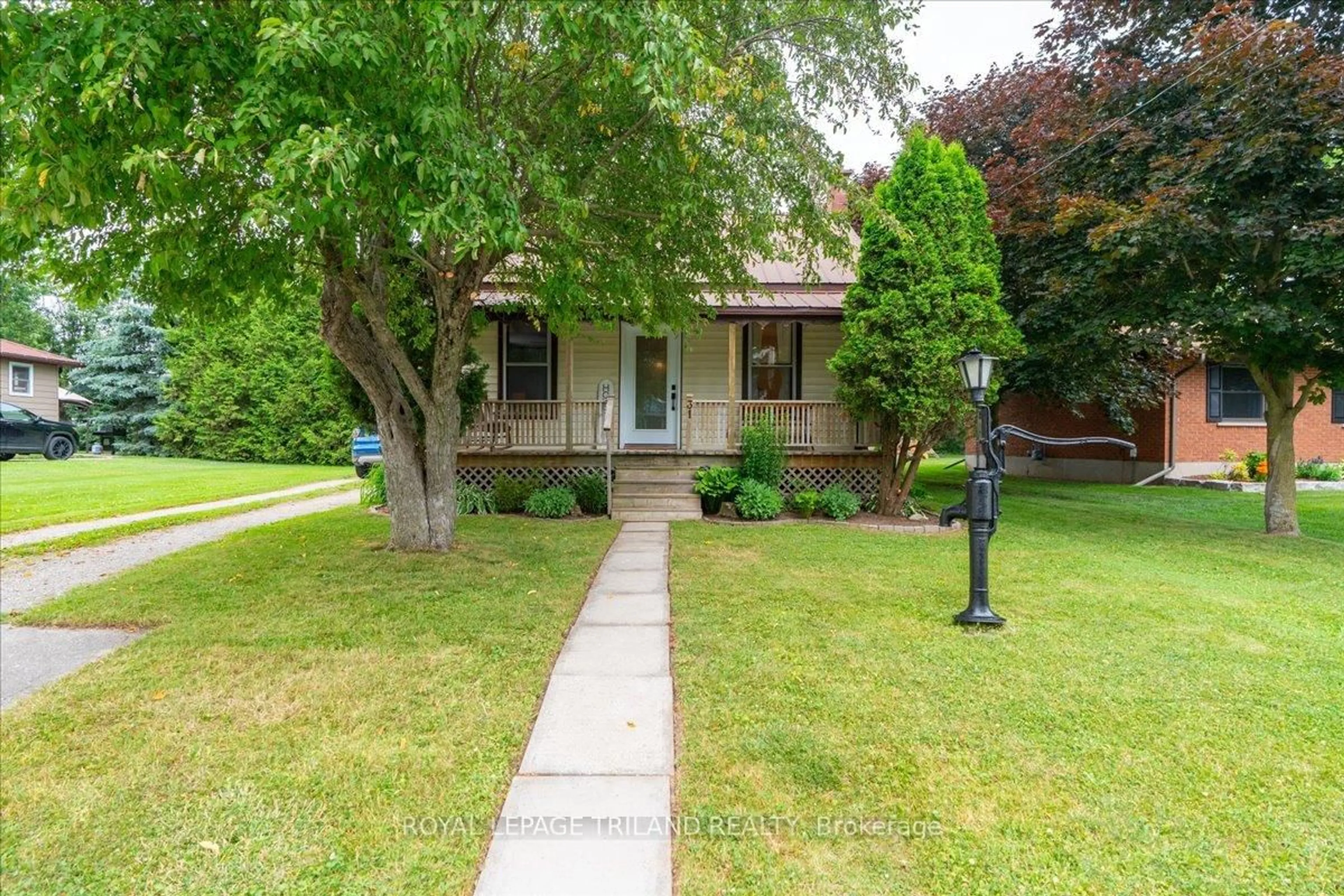 A pic from outside/outdoor area/front of a property/back of a property/a pic from drone, street for 31 Carrall St, St. Marys Ontario N4X 1C8