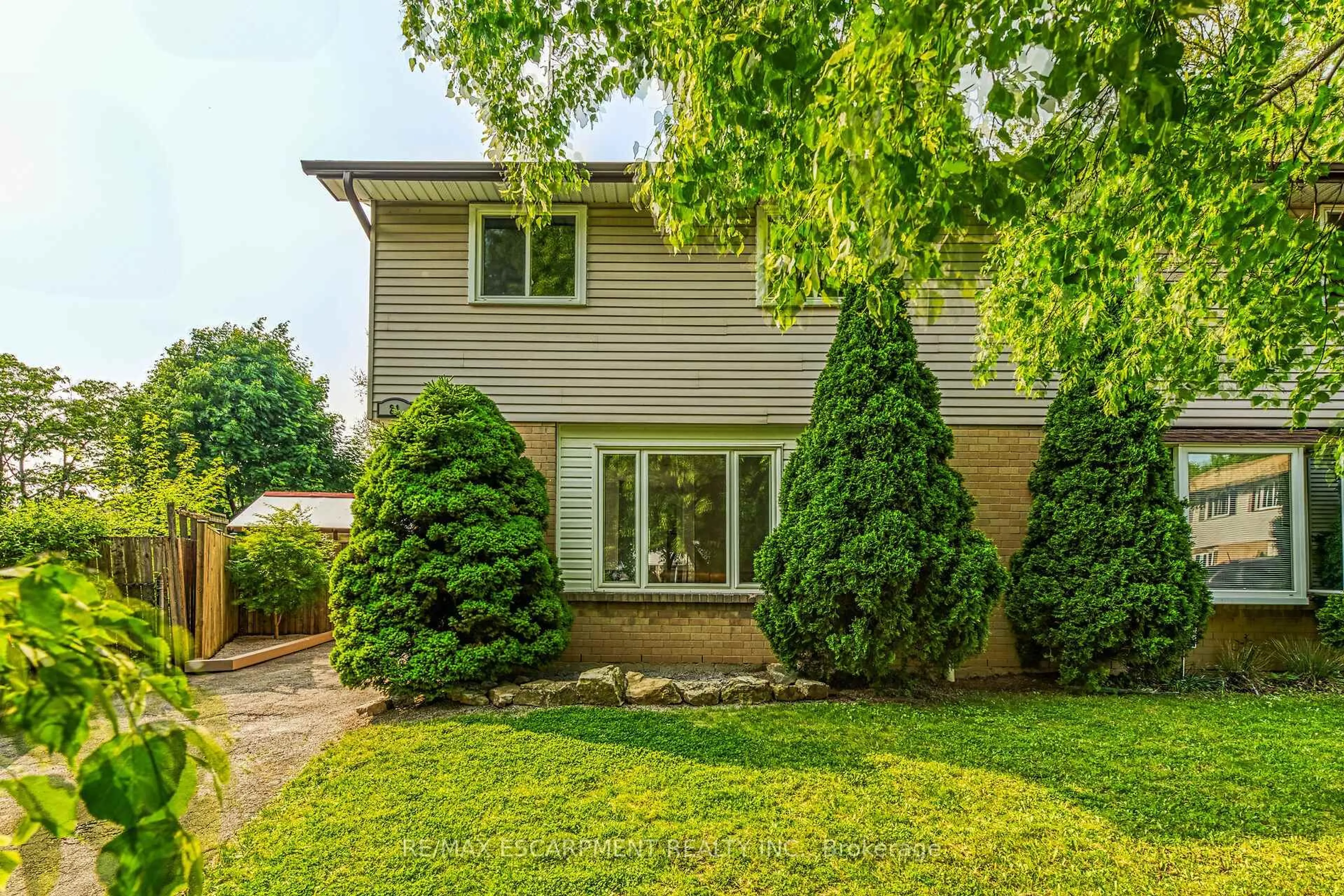 Home with vinyl exterior material, street for 21 Glen Eden Crt, Hamilton Ontario L9C 6H5