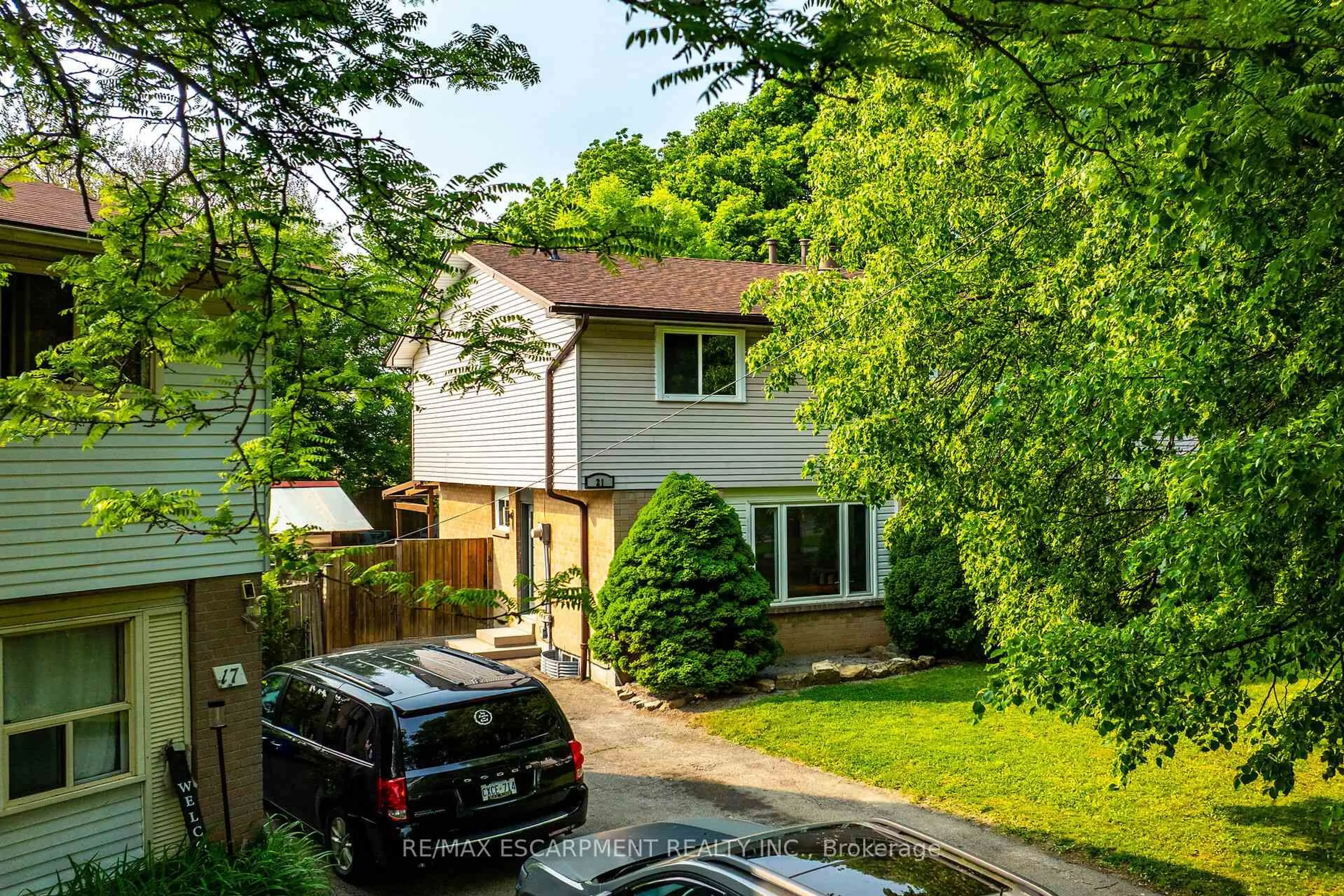 A pic from outside/outdoor area/front of a property/back of a property/a pic from drone, street for 21 Glen Eden Crt, Hamilton Ontario L9C 6H5