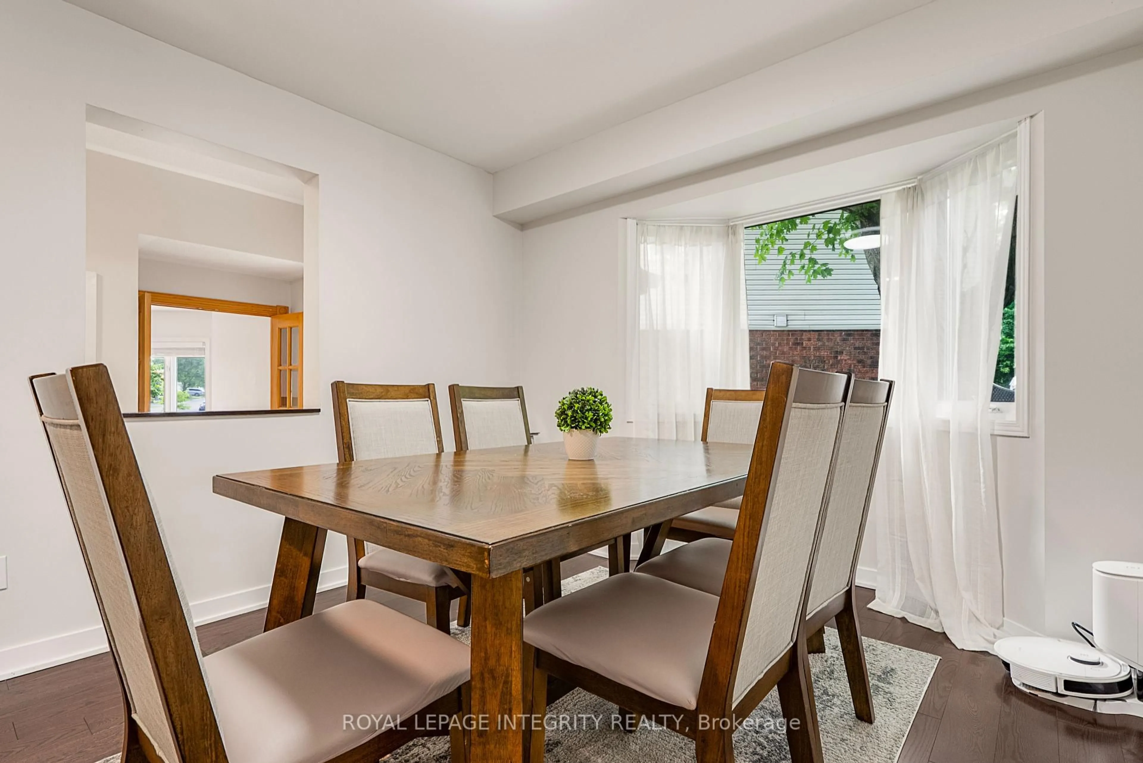 Dining room, wood/laminate floor for 82 Blackdome Cres, Ottawa Ontario K2T 1B1