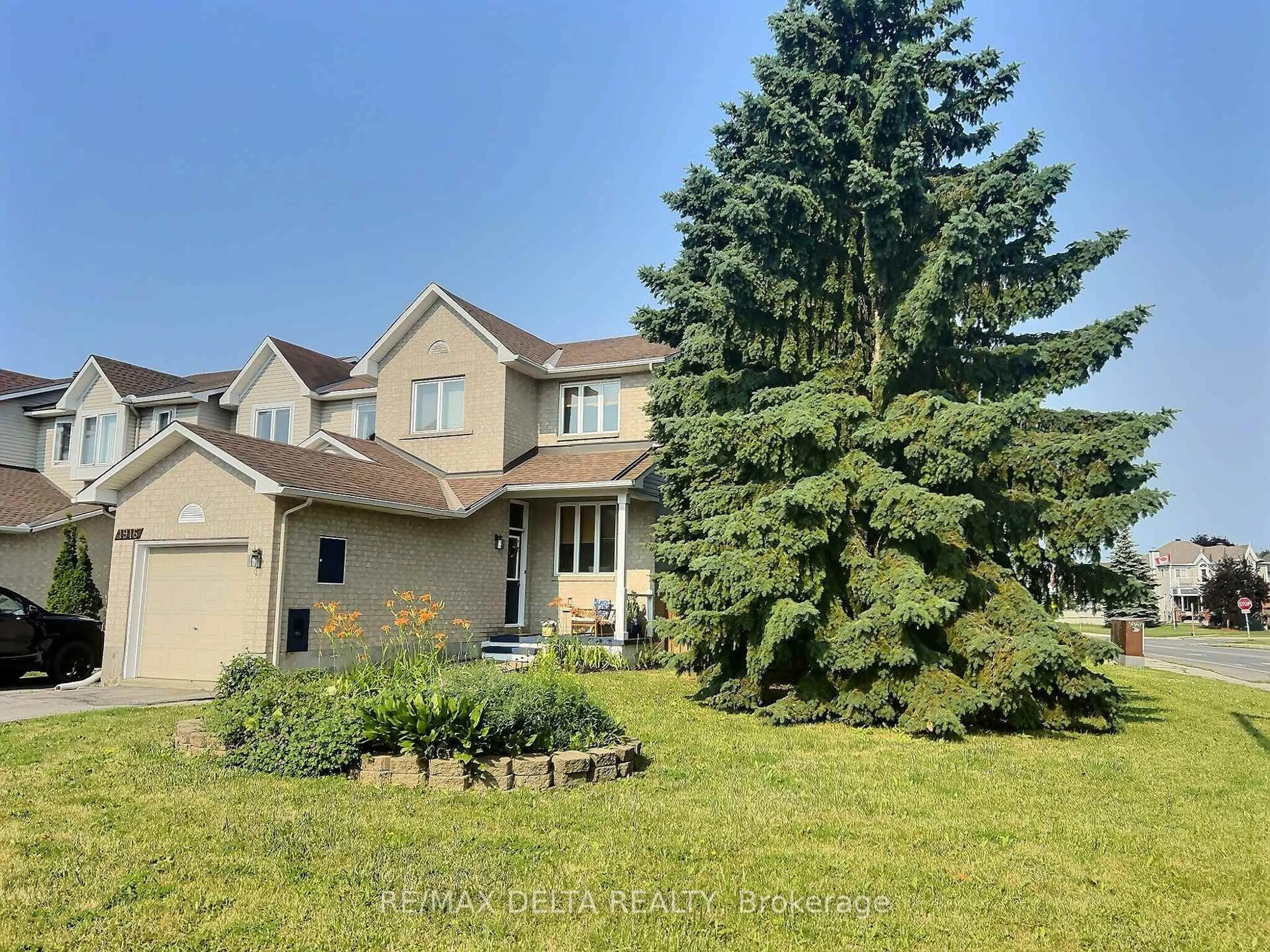 A pic from outside/outdoor area/front of a property/back of a property/a pic from drone, street for 1916 Hennessy Cres, Ottawa Ontario K4A 3X7
