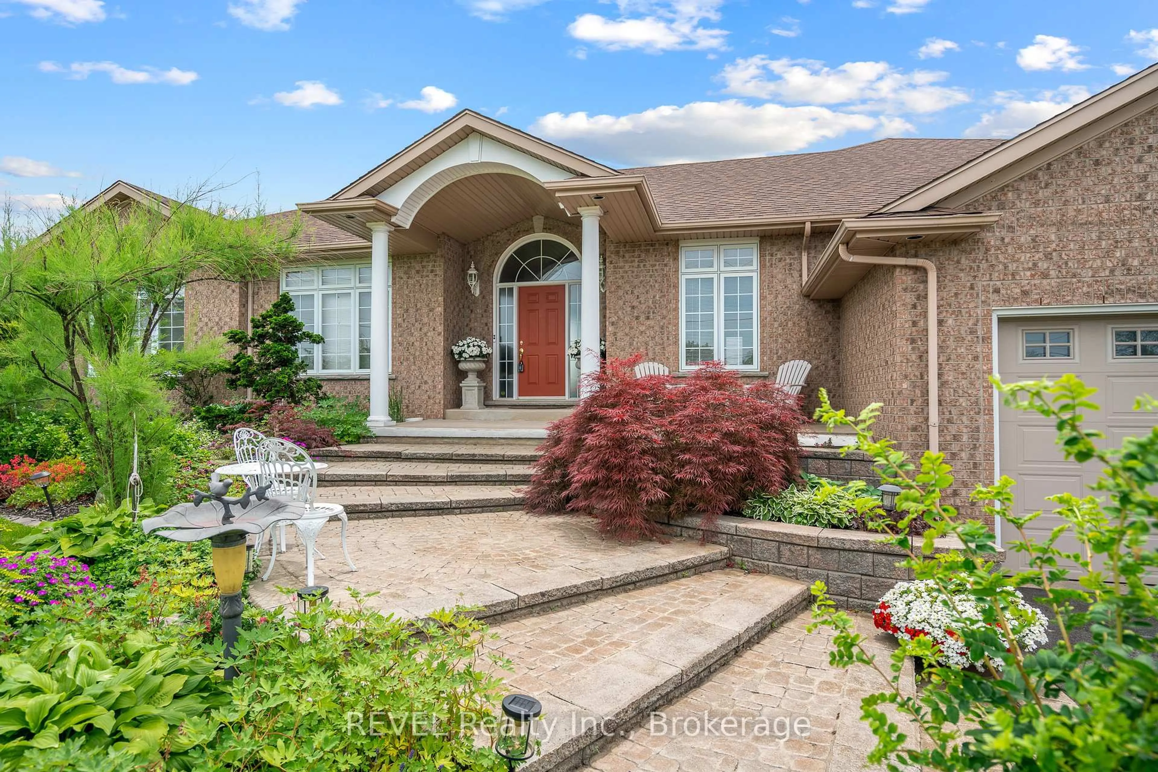 Home with brick exterior material, street for 925 QUEENSTON Rd, Niagara-on-the-Lake Ontario L0S 1J0