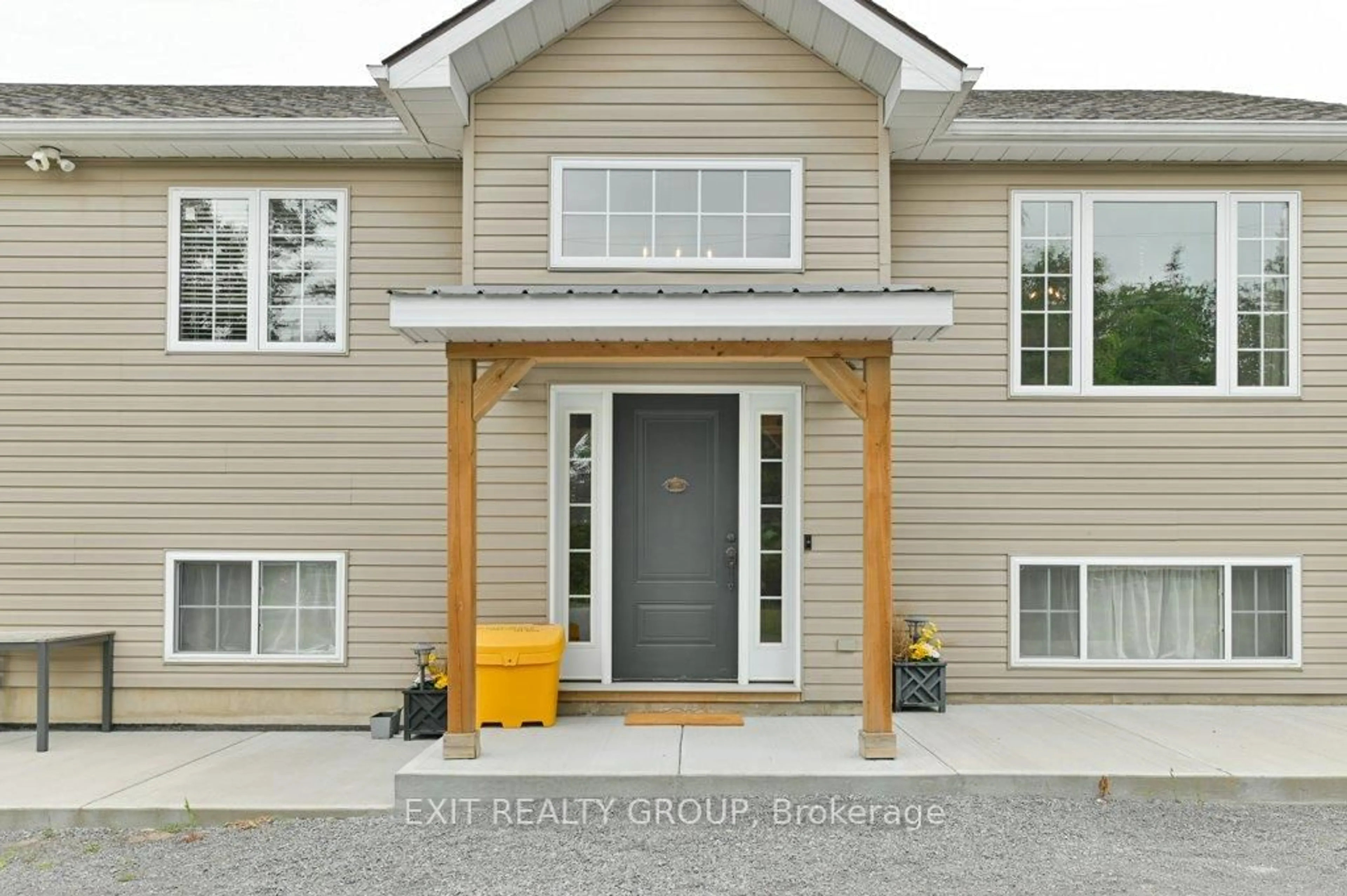 Indoor entryway for 2073 Shannon Rd, Shannonville Ontario K0K 3A0