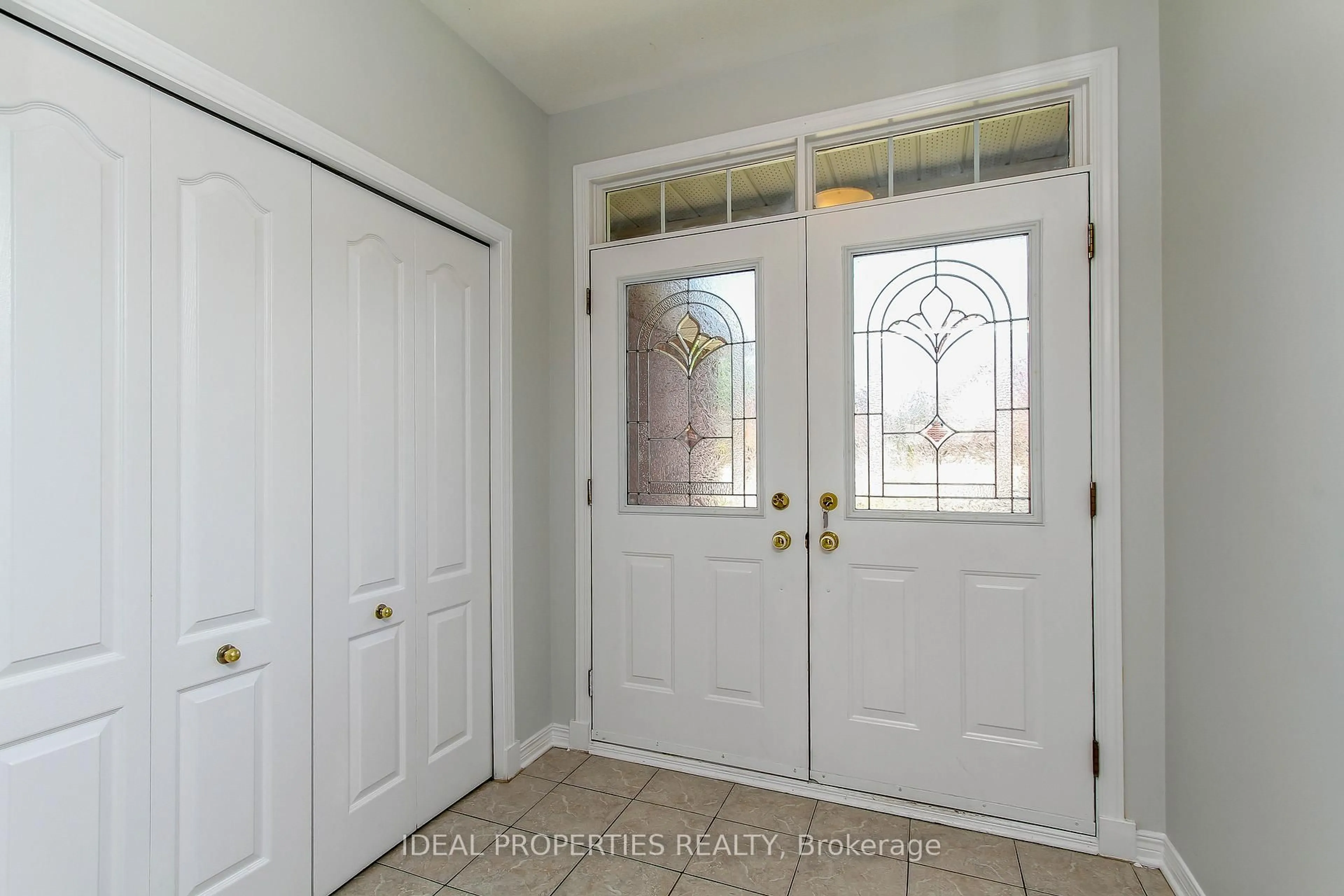 Indoor entryway for 27 Fanterra Way, Ottawa Ontario K1T 3Y7
