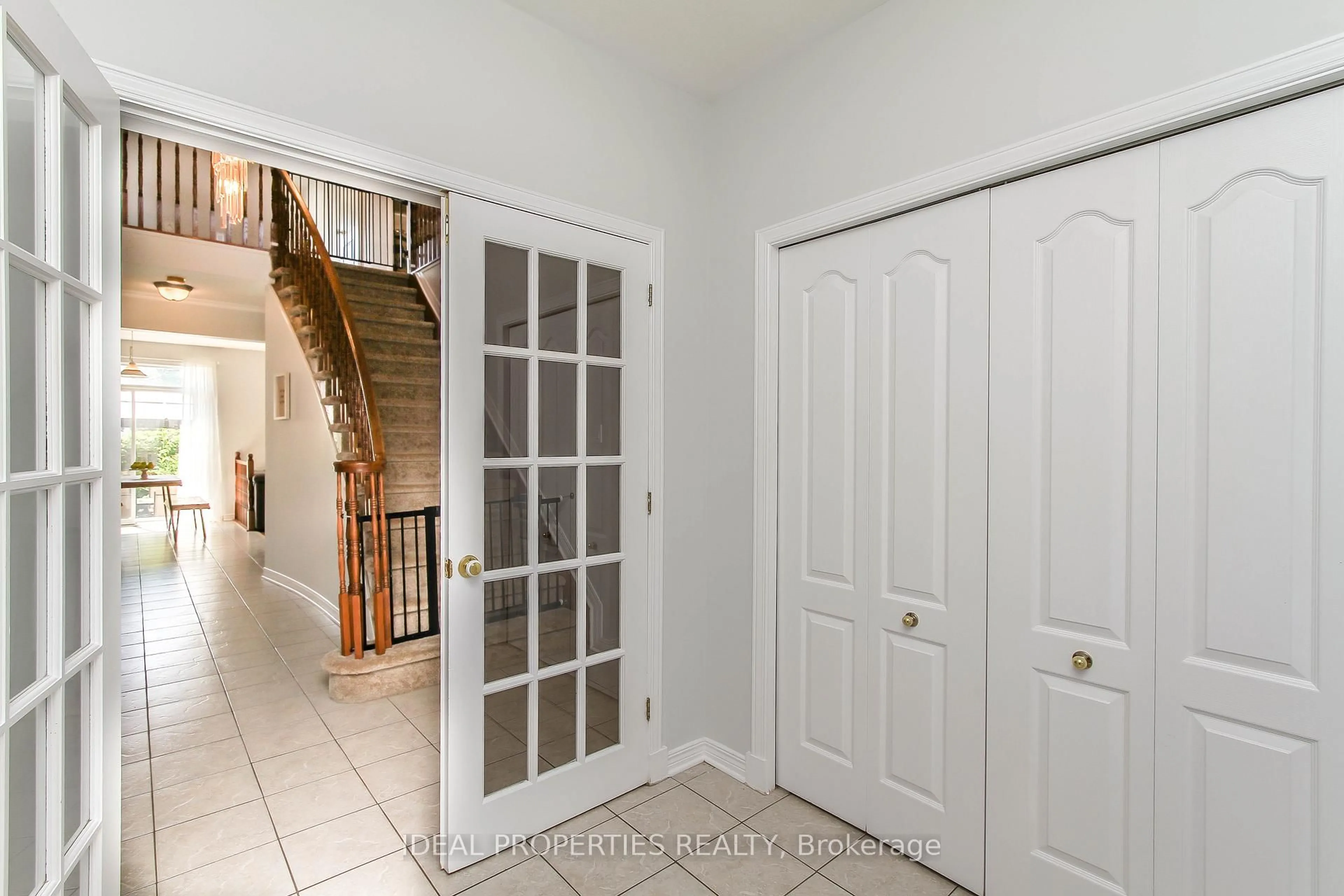 Indoor entryway for 27 Fanterra Way, Ottawa Ontario K1T 3Y7