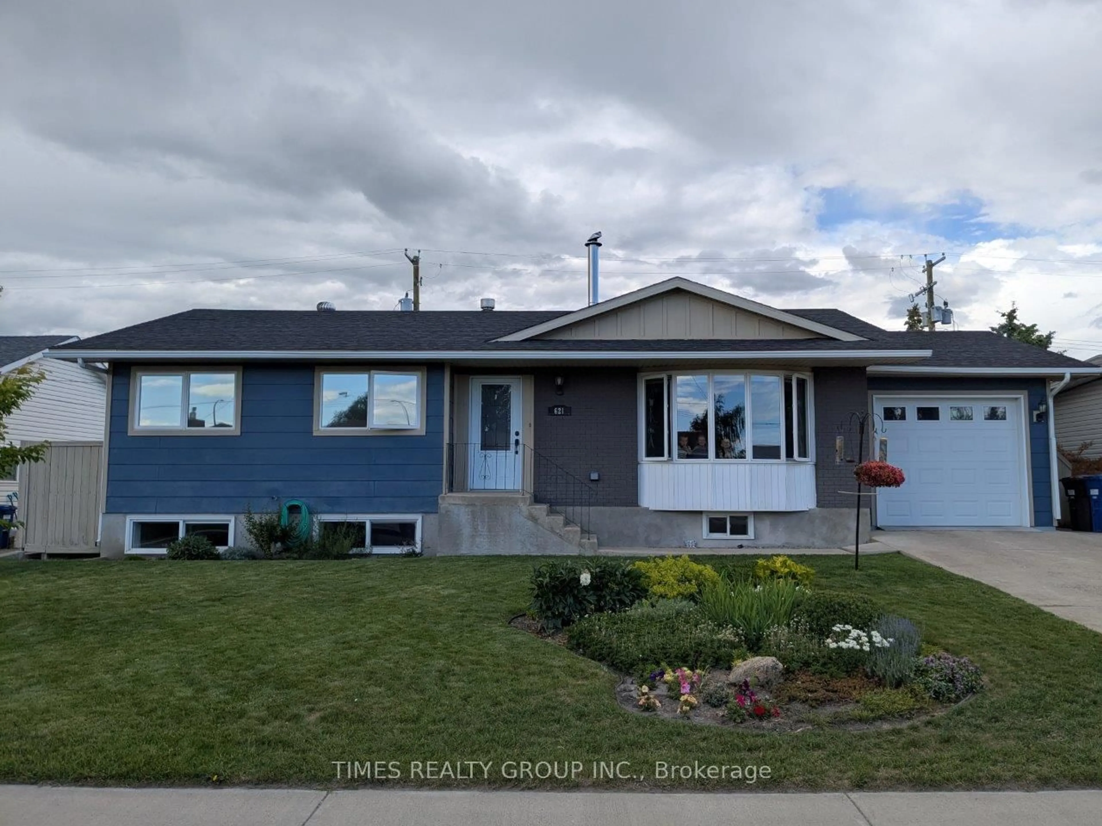 Home with vinyl exterior material, street for 621 26th St, Out of Area Alberta T0L 0Z0