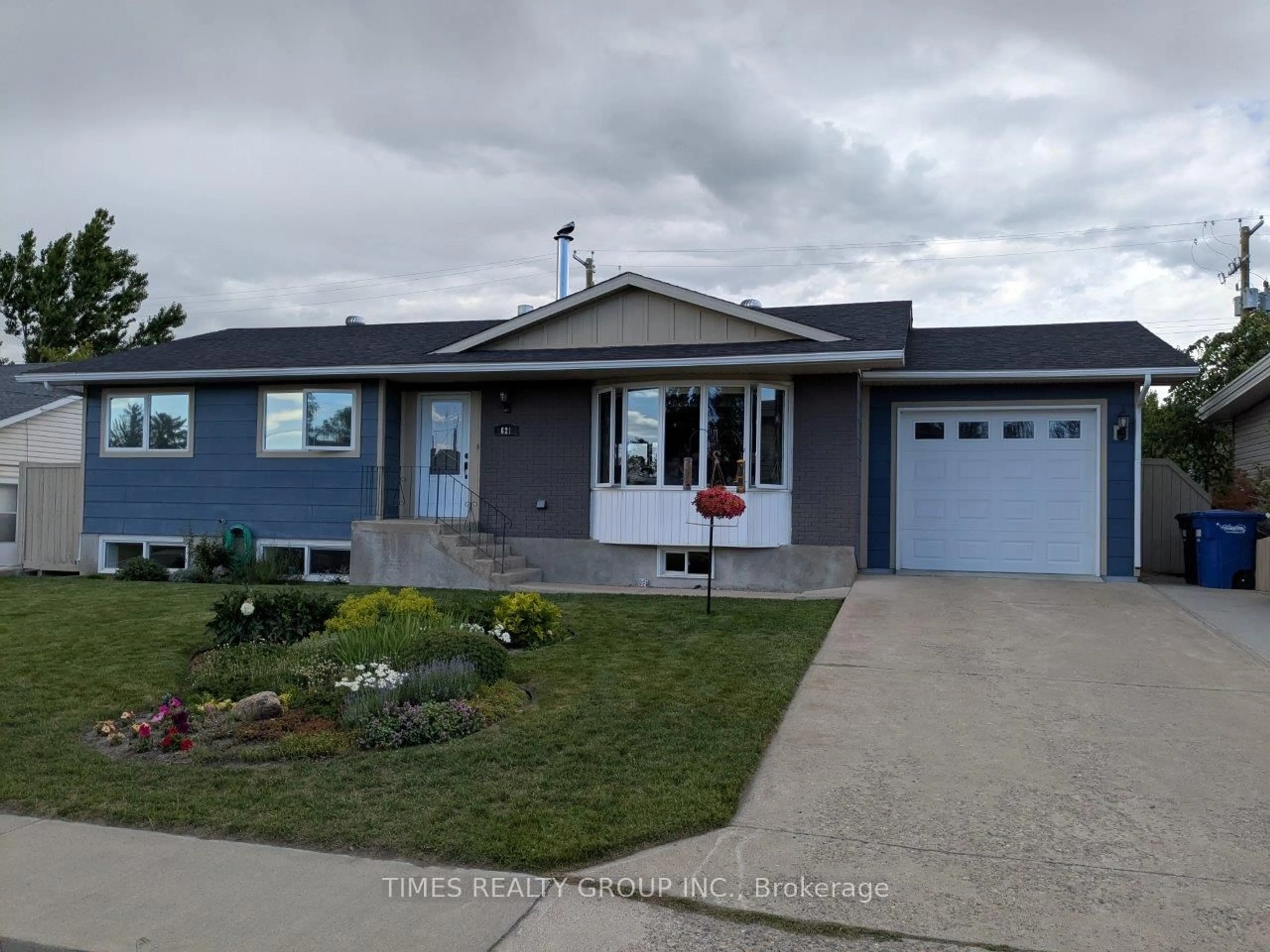Home with vinyl exterior material, street for 621 26th St, Out of Area Alberta T0L 0Z0