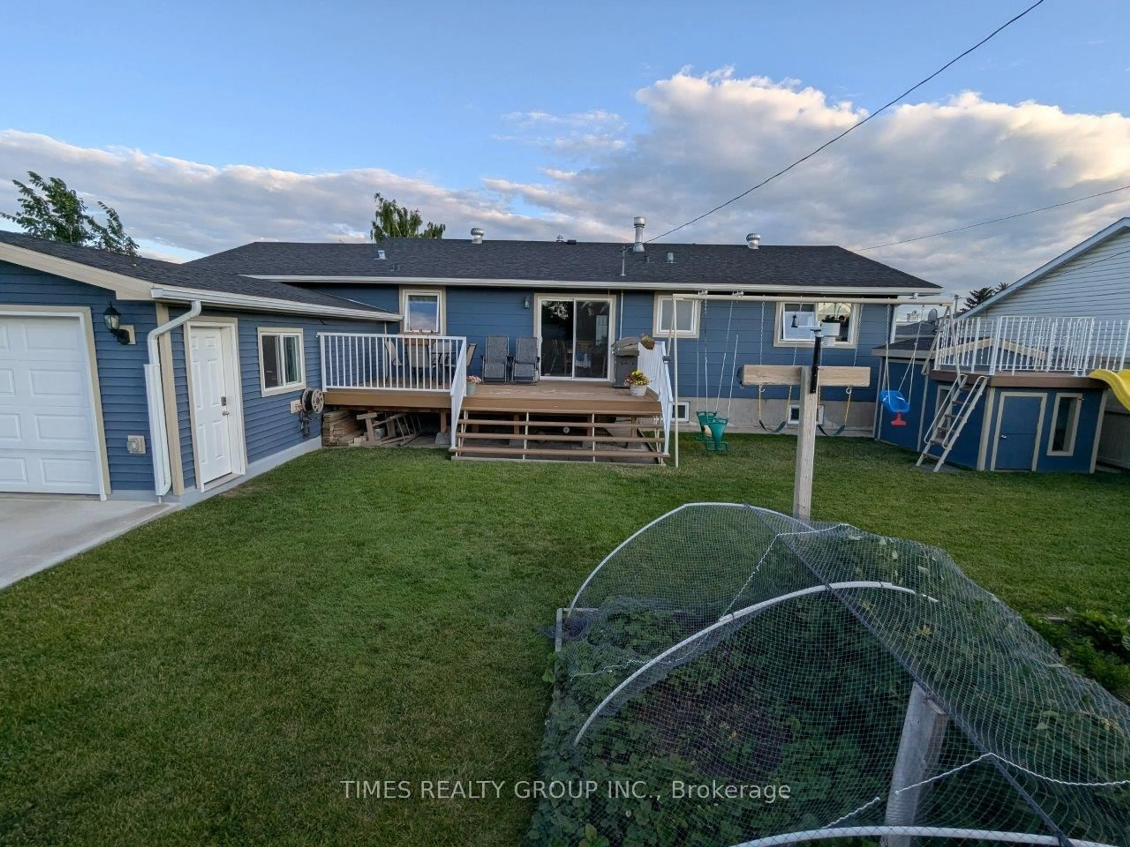 A pic from outside/outdoor area/front of a property/back of a property/a pic from drone, street for 621 26th St, Out of Area Alberta T0L 0Z0