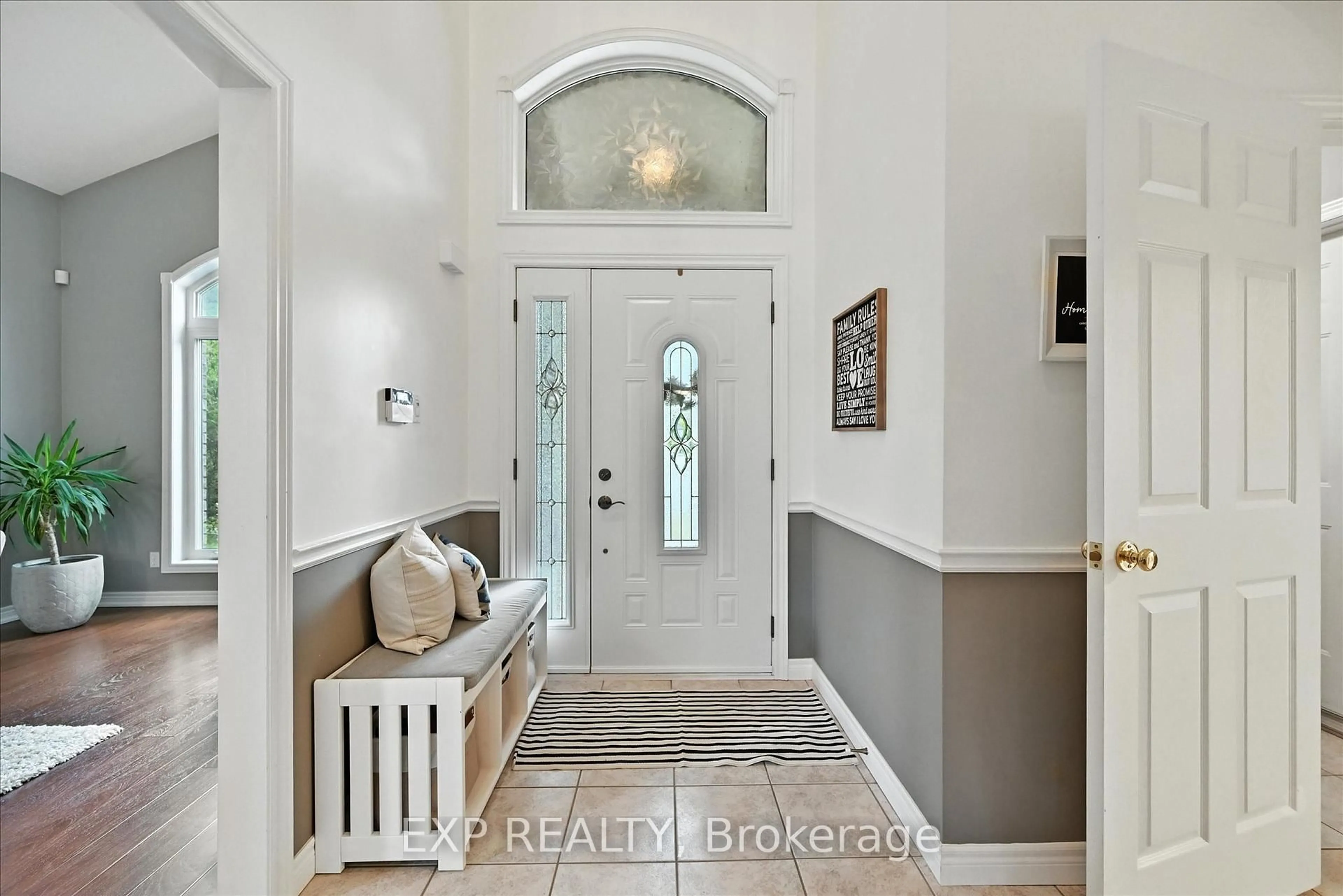 Indoor entryway for 30 BAKER Rd, Grimsby Ontario L3M 5H6