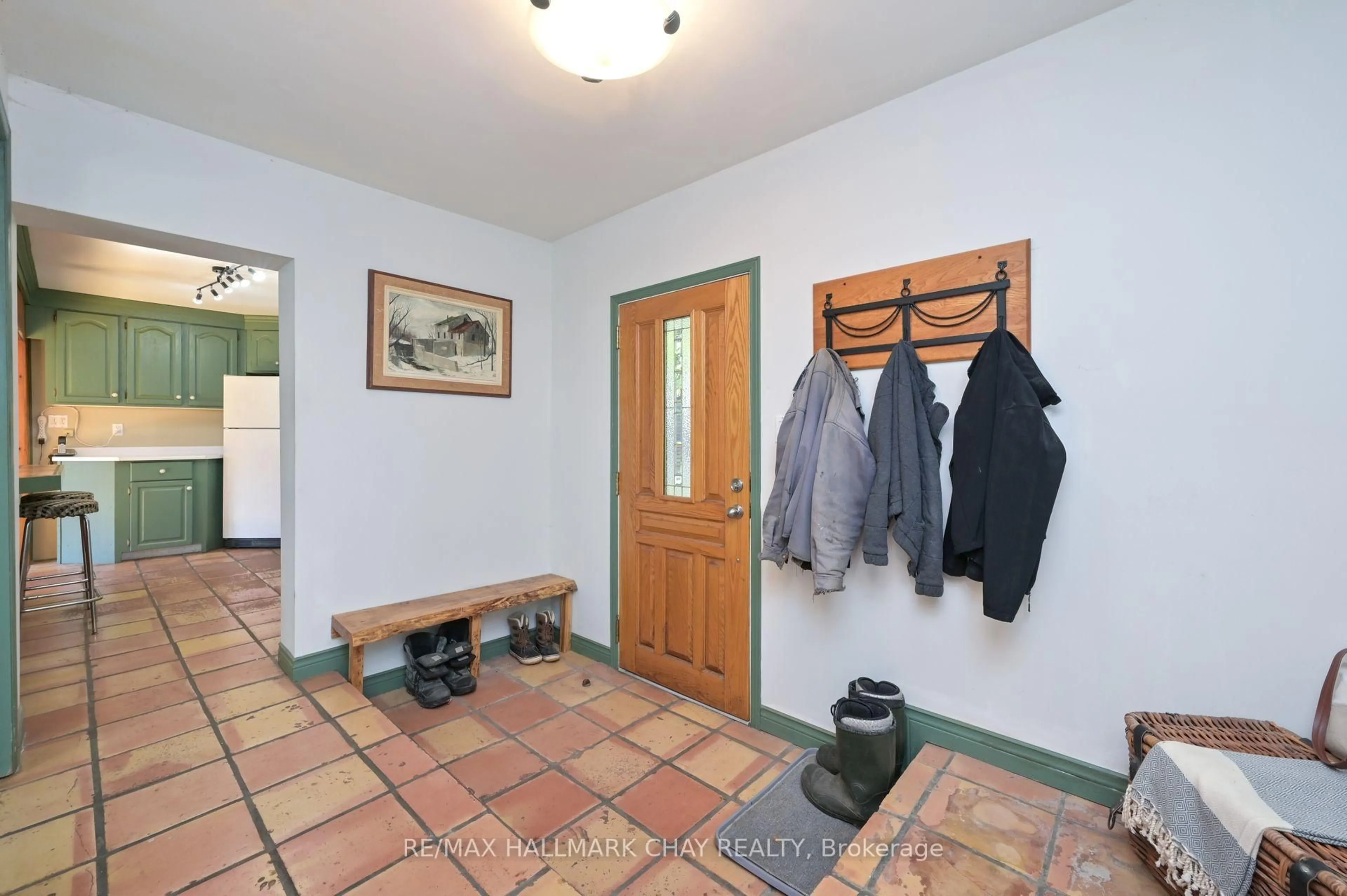 Indoor entryway for 667156 20 Sdrd, Mulmur Ontario L9V 2T2