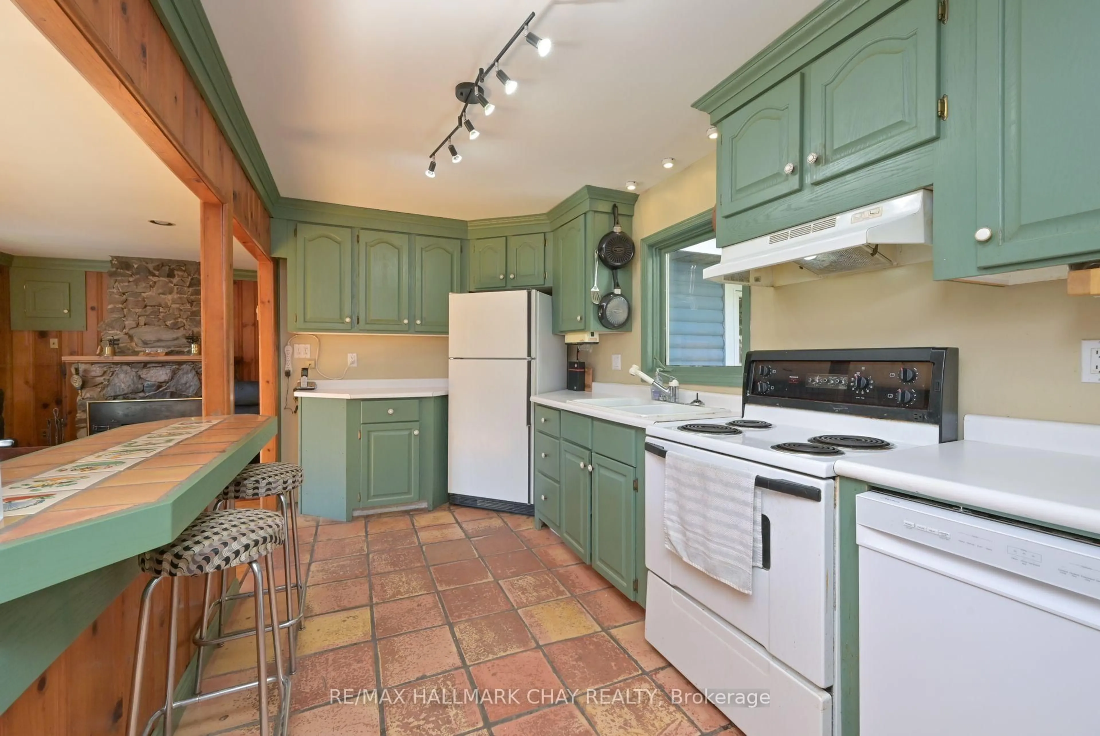 Standard kitchen, ceramic/tile floor for 667156 20 Sdrd, Mulmur Ontario L9V 2T2