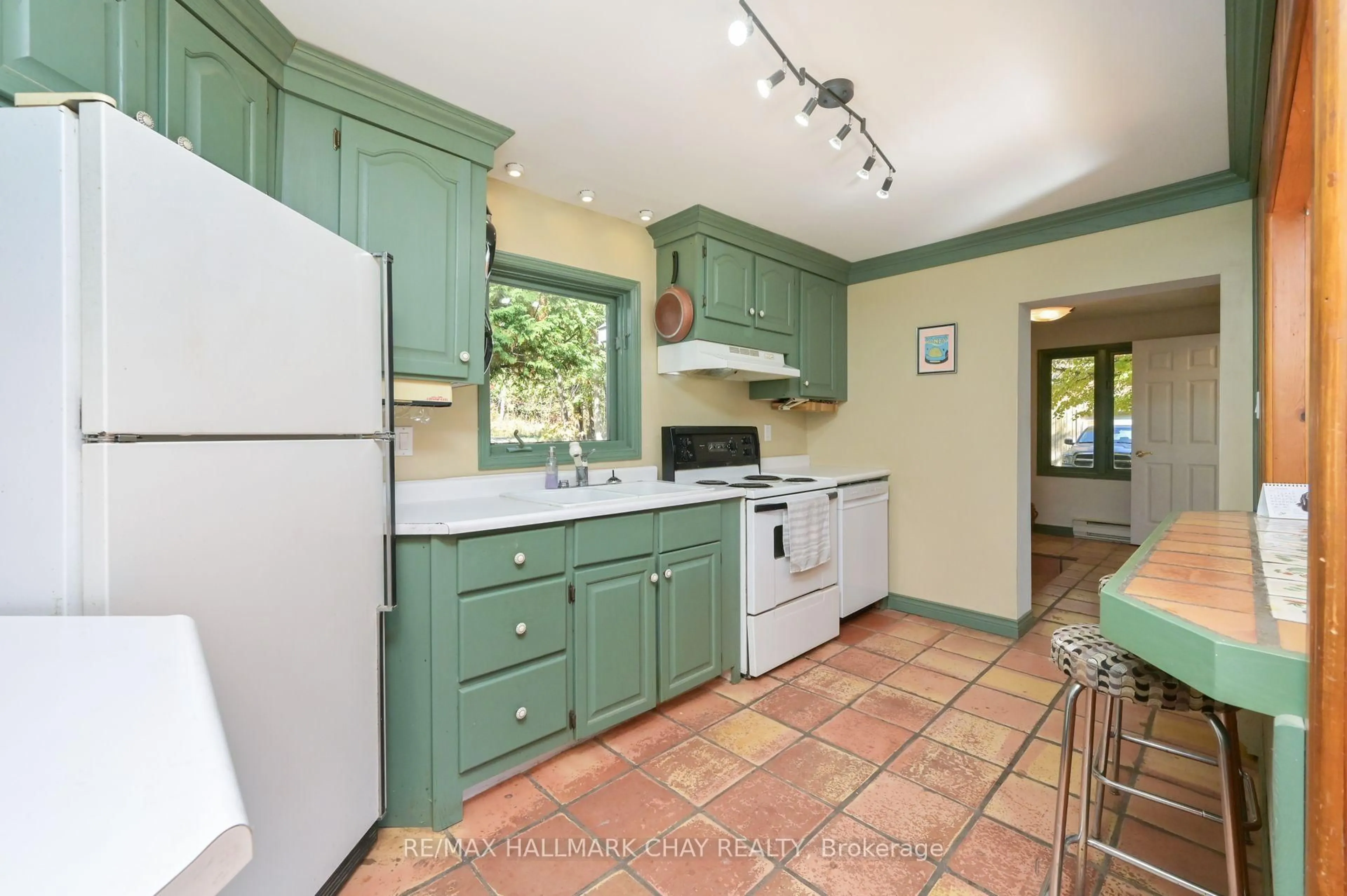 Standard kitchen, ceramic/tile floor for 667156 20 Sdrd, Mulmur Ontario L9V 2T2