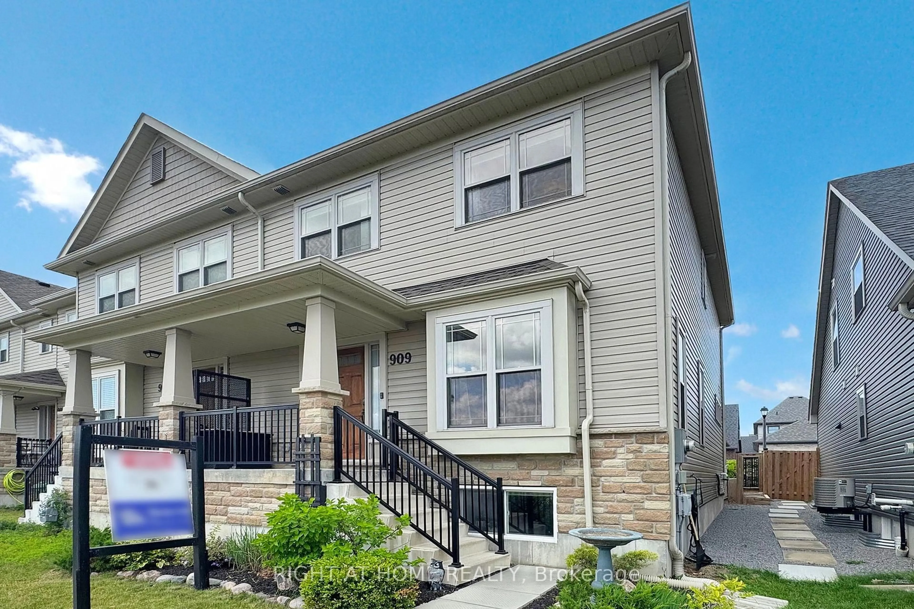 Home with vinyl exterior material, street for 909 BROADWAY Blvd, Peterborough North Ontario K9H 0J1