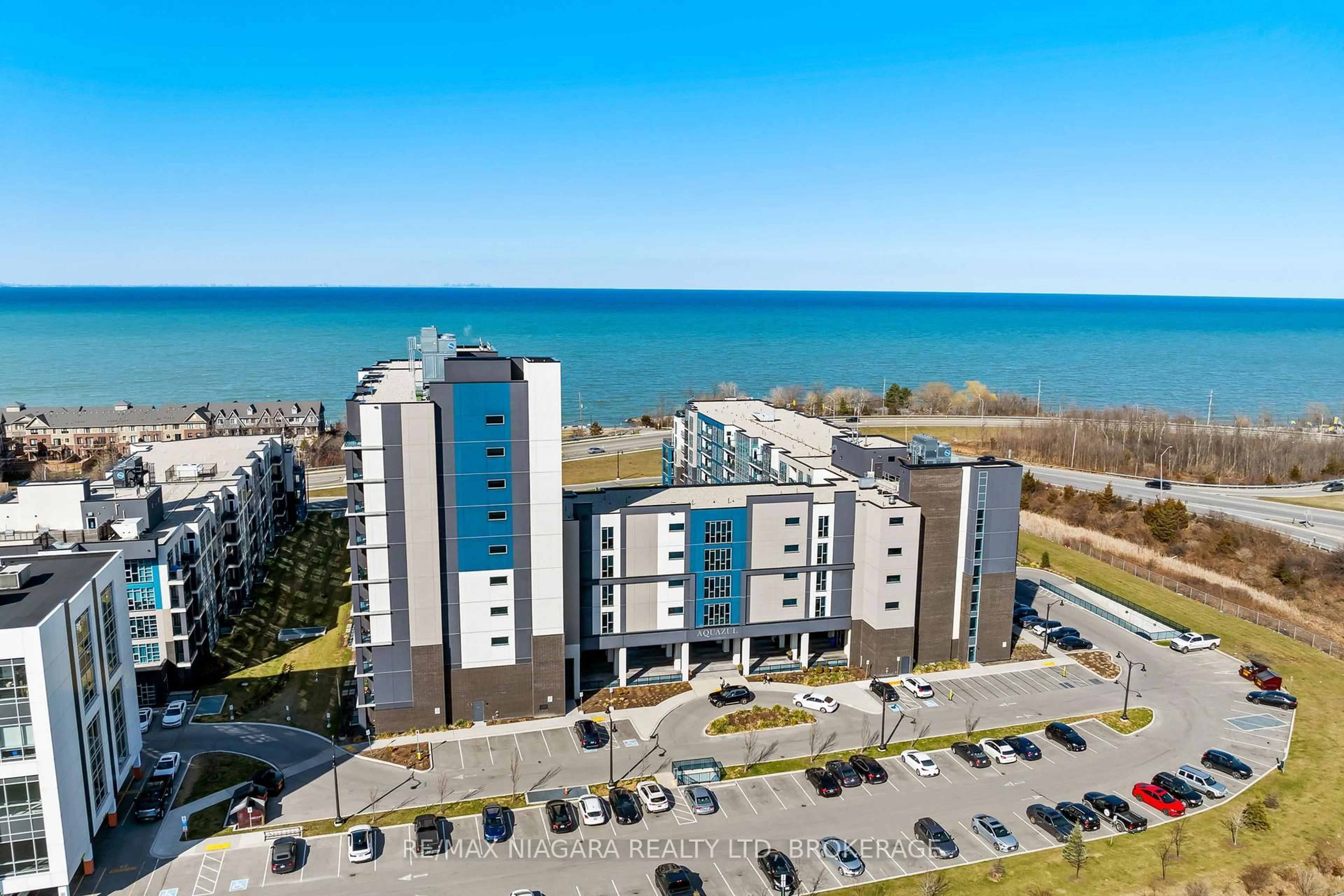 A pic from outside/outdoor area/front of a property/back of a property/a pic from drone, building for 16 Concord Pl #416, Grimsby Ontario L3M 0J1