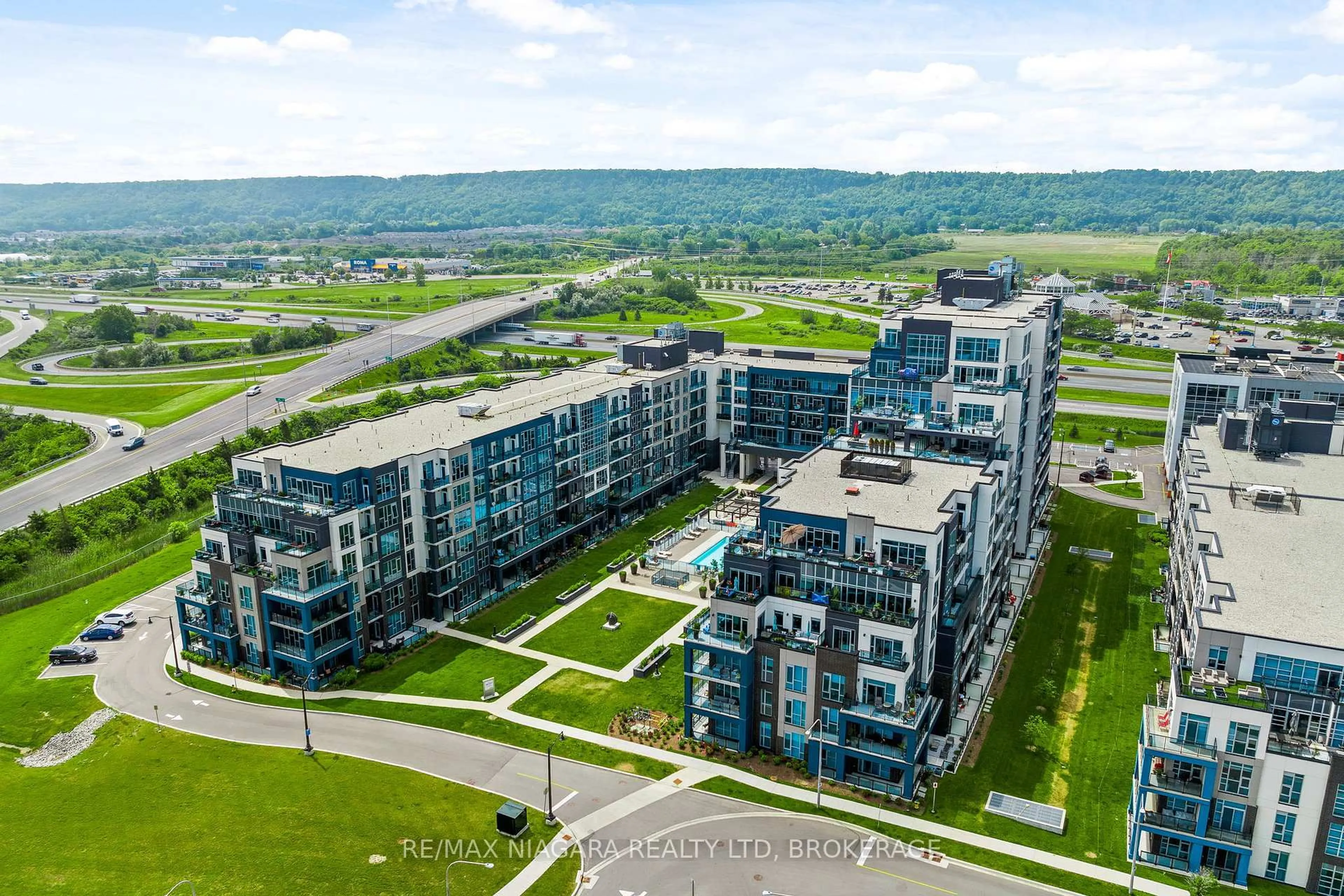 A pic from outside/outdoor area/front of a property/back of a property/a pic from drone, unknown for 16 Concord Pl #416, Grimsby Ontario L3M 0J1