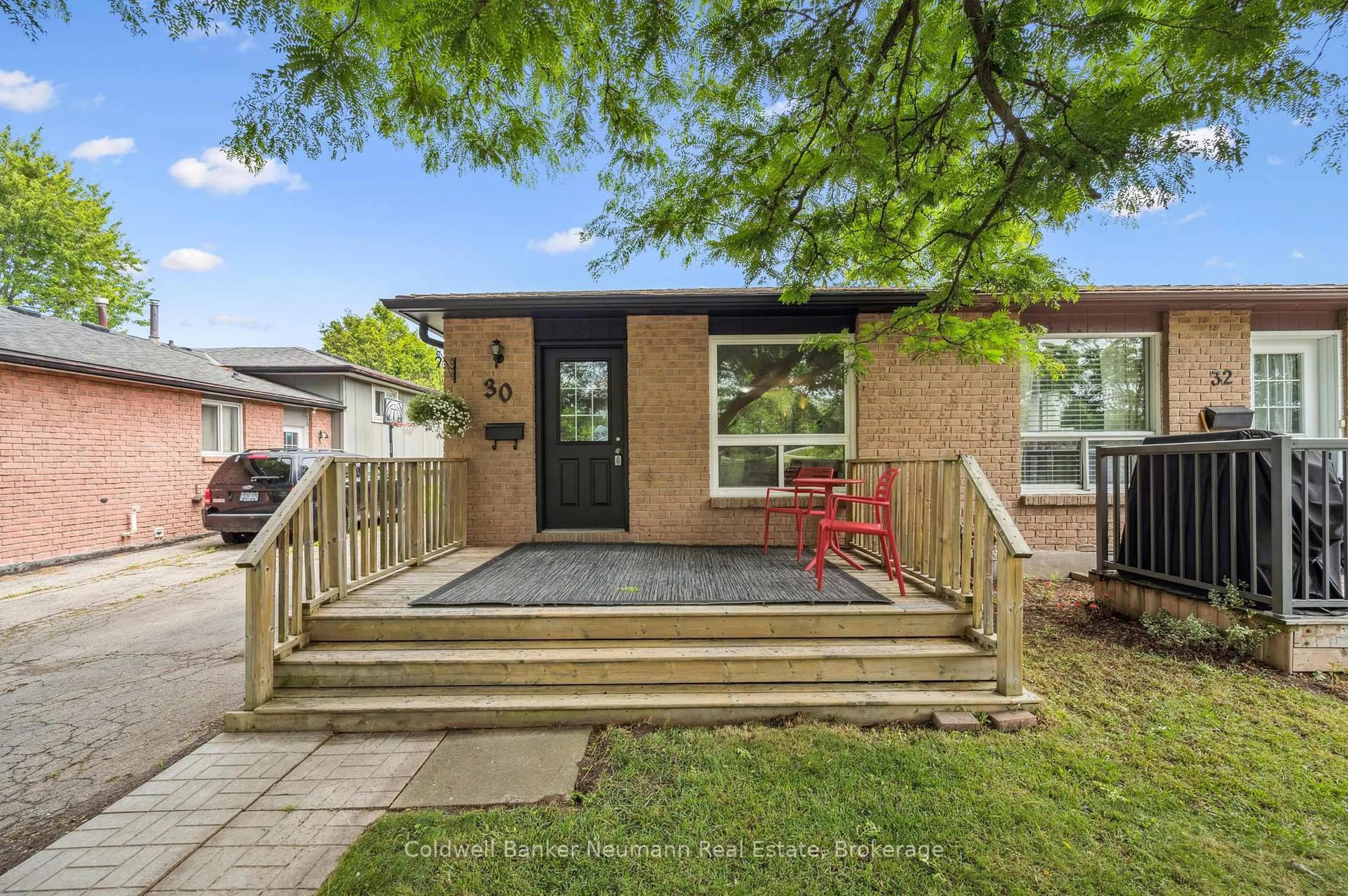 Patio, street for 30 Mason Crt, Guelph Ontario N1G 3G9