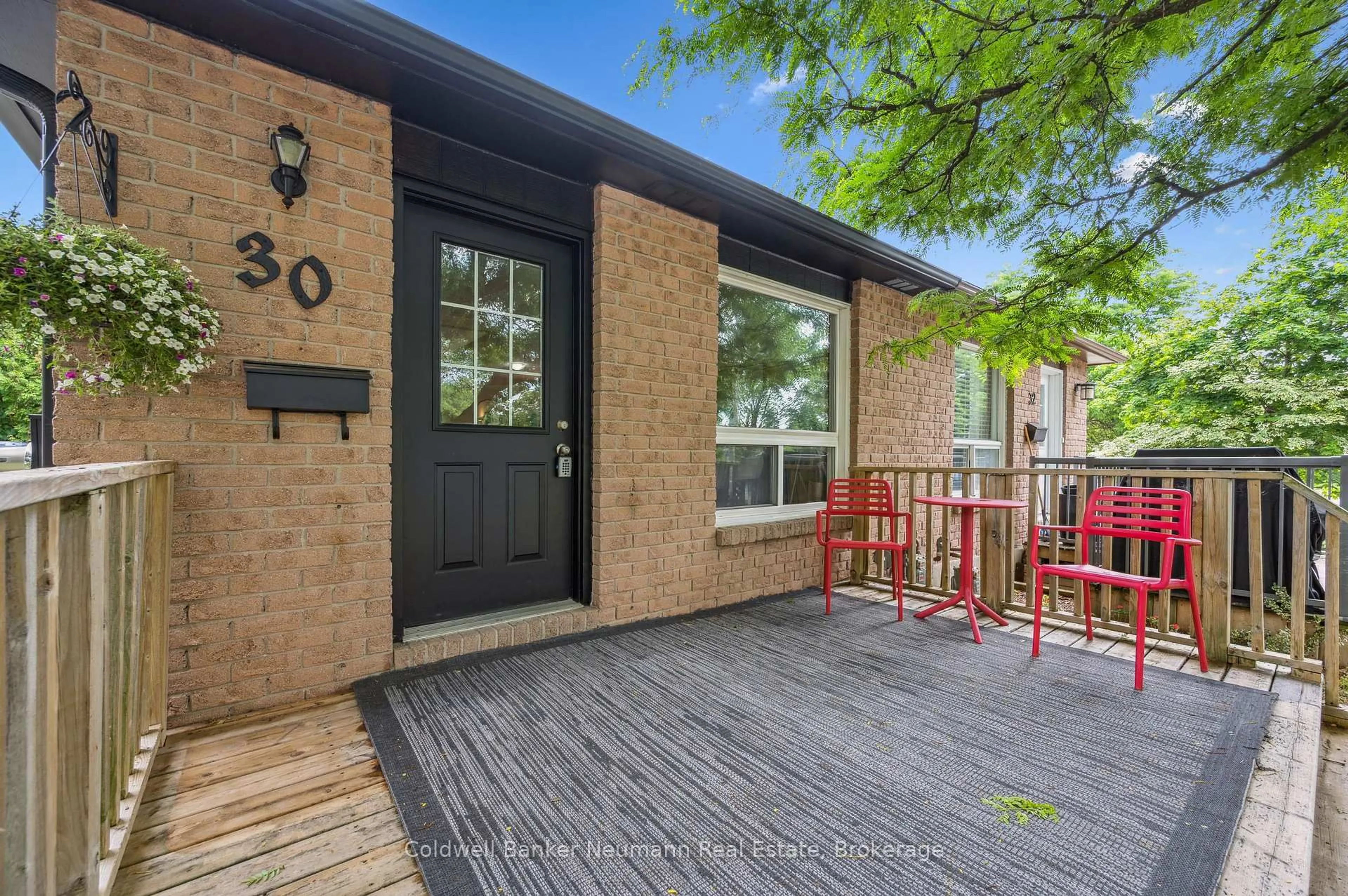 Patio, street for 30 Mason Crt, Guelph Ontario N1G 3G9