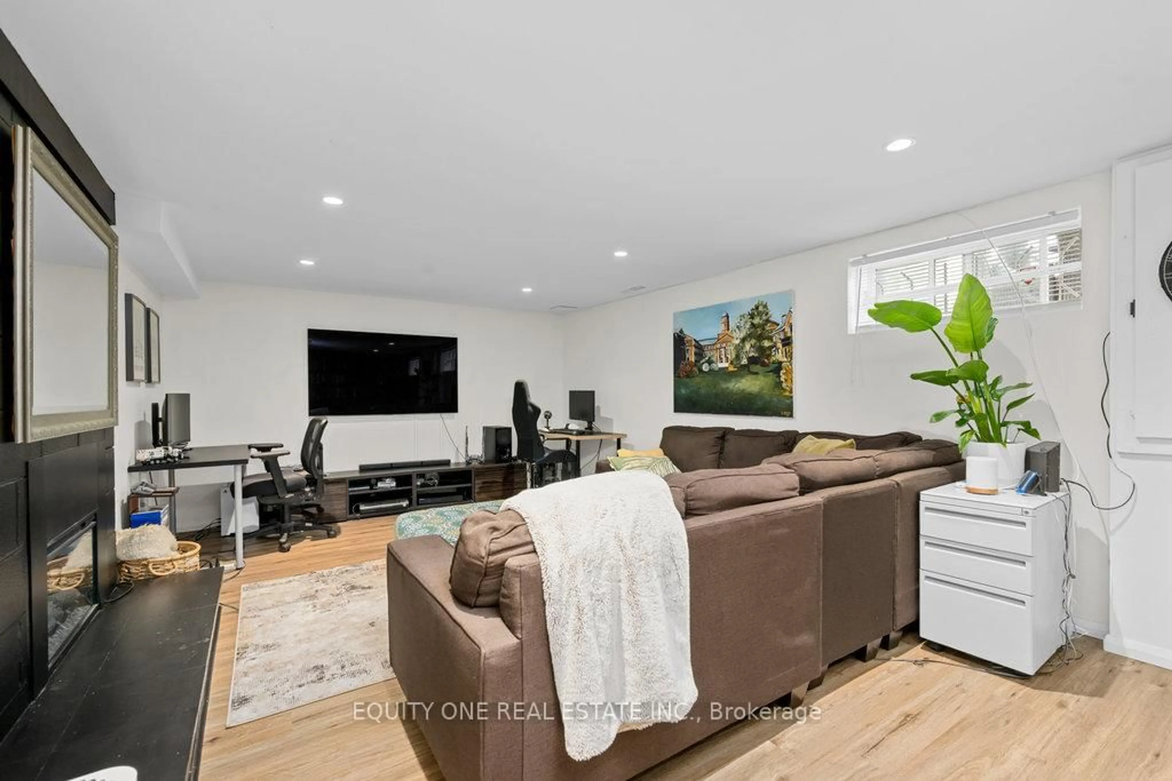 Living room with furniture, wood/laminate floor for 1214 Bonnie Cres, Ottawa Ontario K2C 1Z9