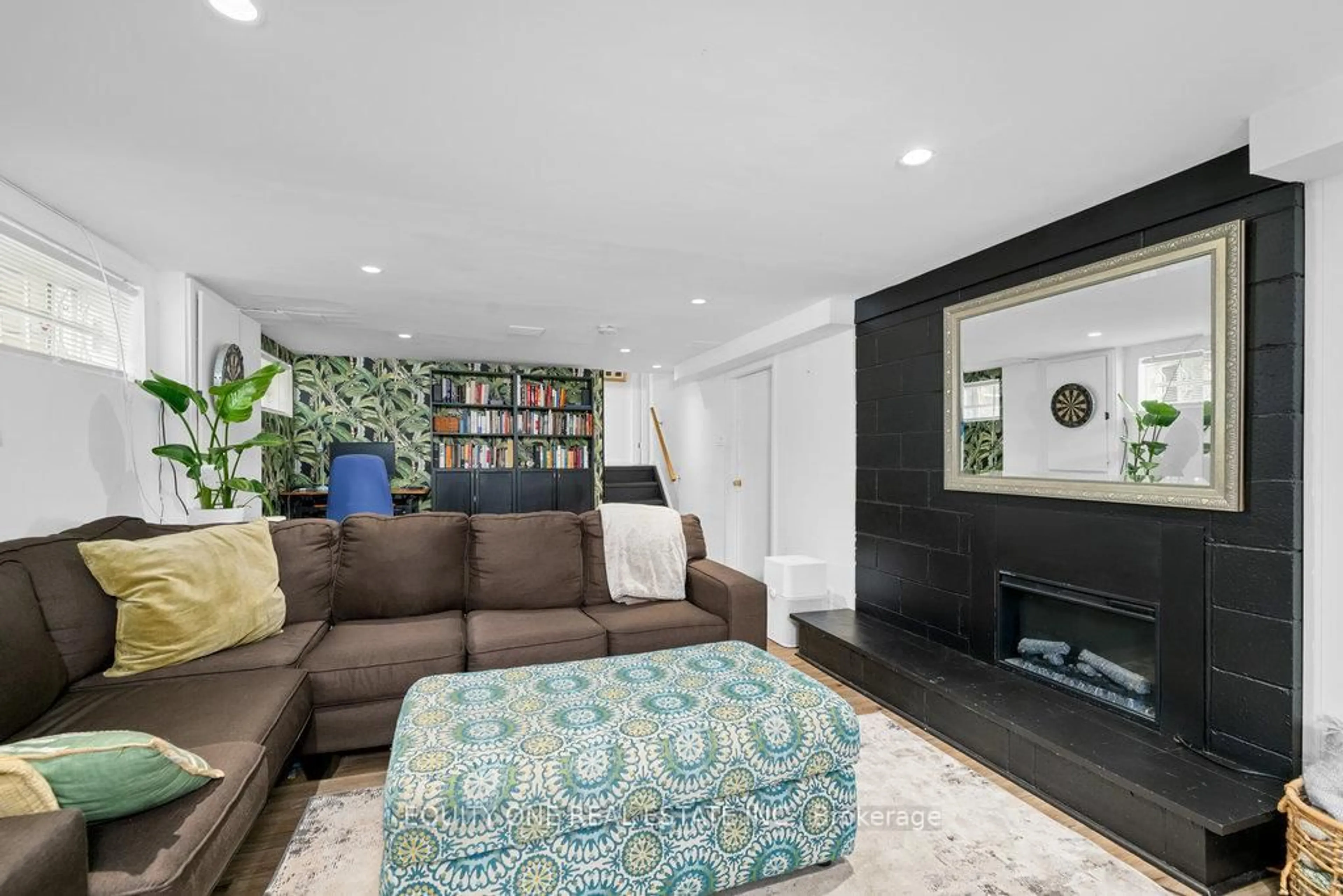 Living room with furniture, unknown for 1214 Bonnie Cres, Ottawa Ontario K2C 1Z9