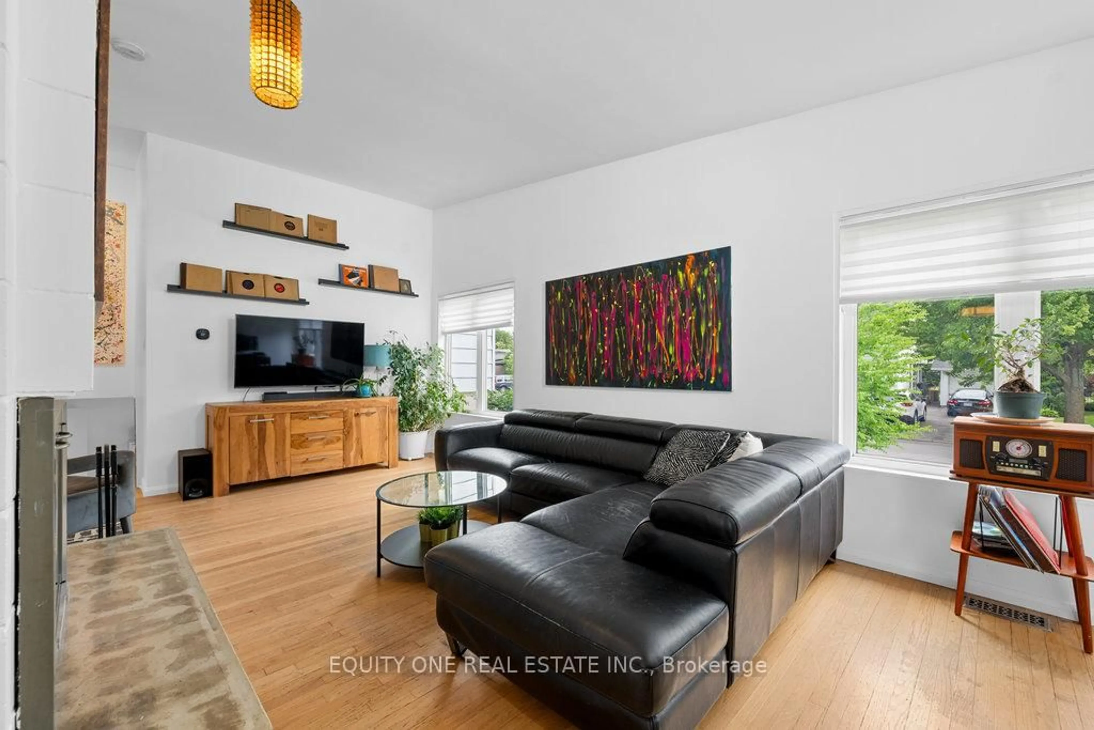 Living room with furniture, wood/laminate floor for 1214 Bonnie Cres, Ottawa Ontario K2C 1Z9