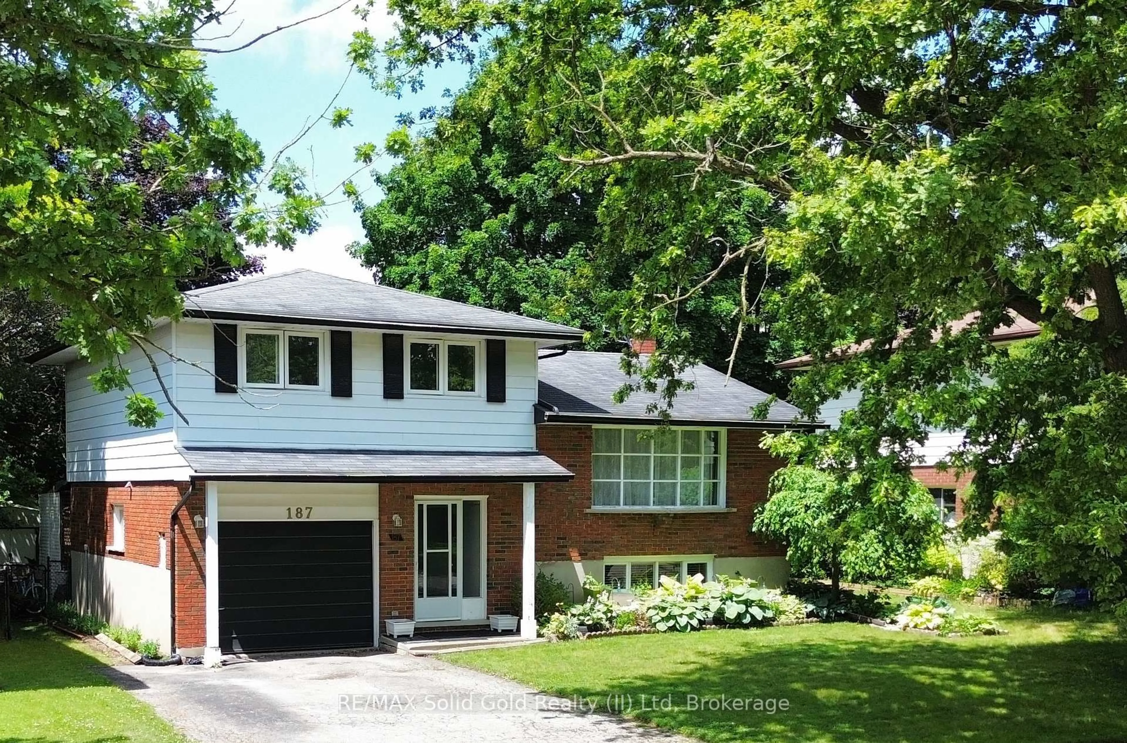 Home with brick exterior material, street for 187 Lynnbrook Cres, Waterloo Ontario N2L 4X2