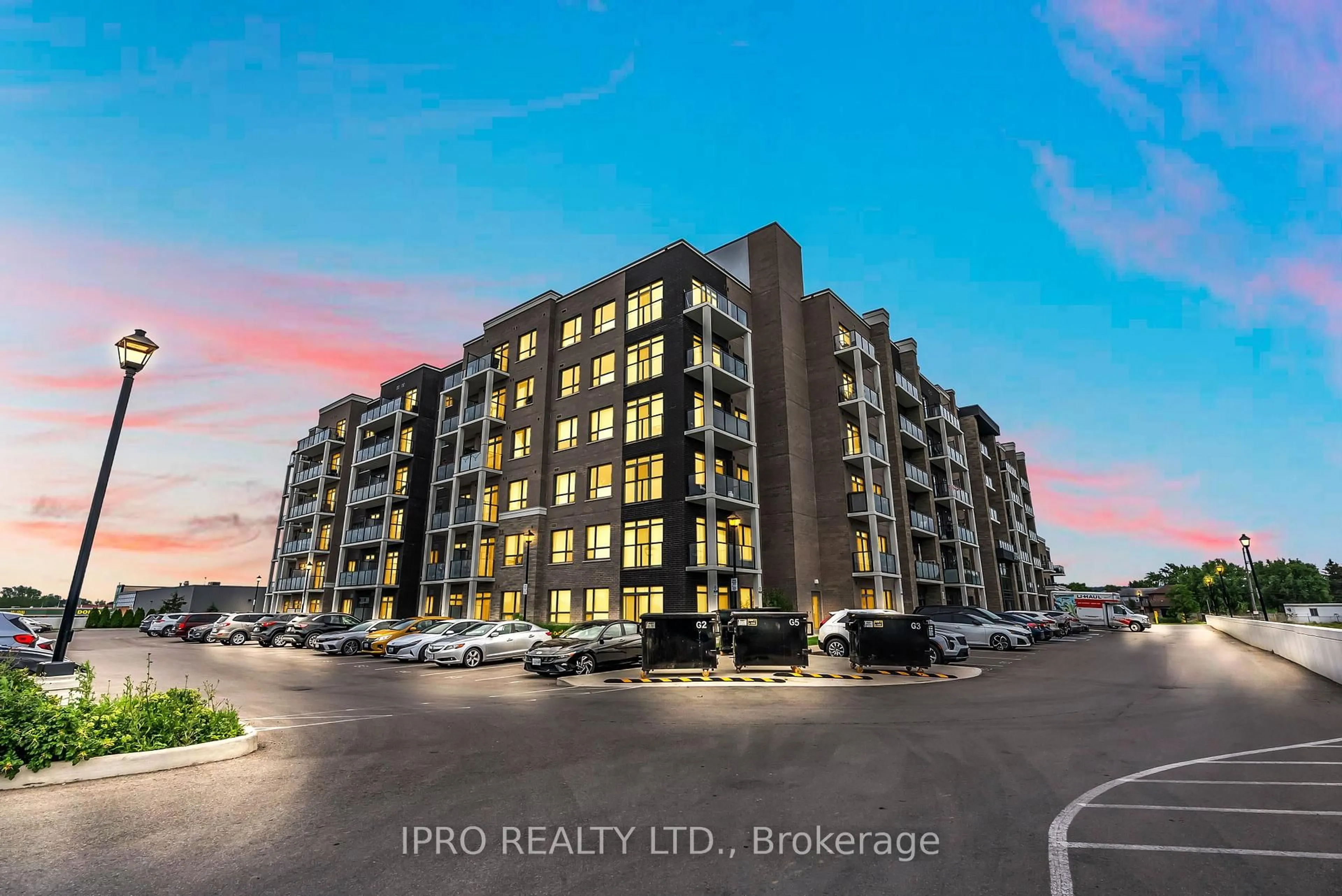 A pic from outside/outdoor area/front of a property/back of a property/a pic from drone, building for 5055 Greenlane Rd #208, Lincoln Ontario L3J 2J3