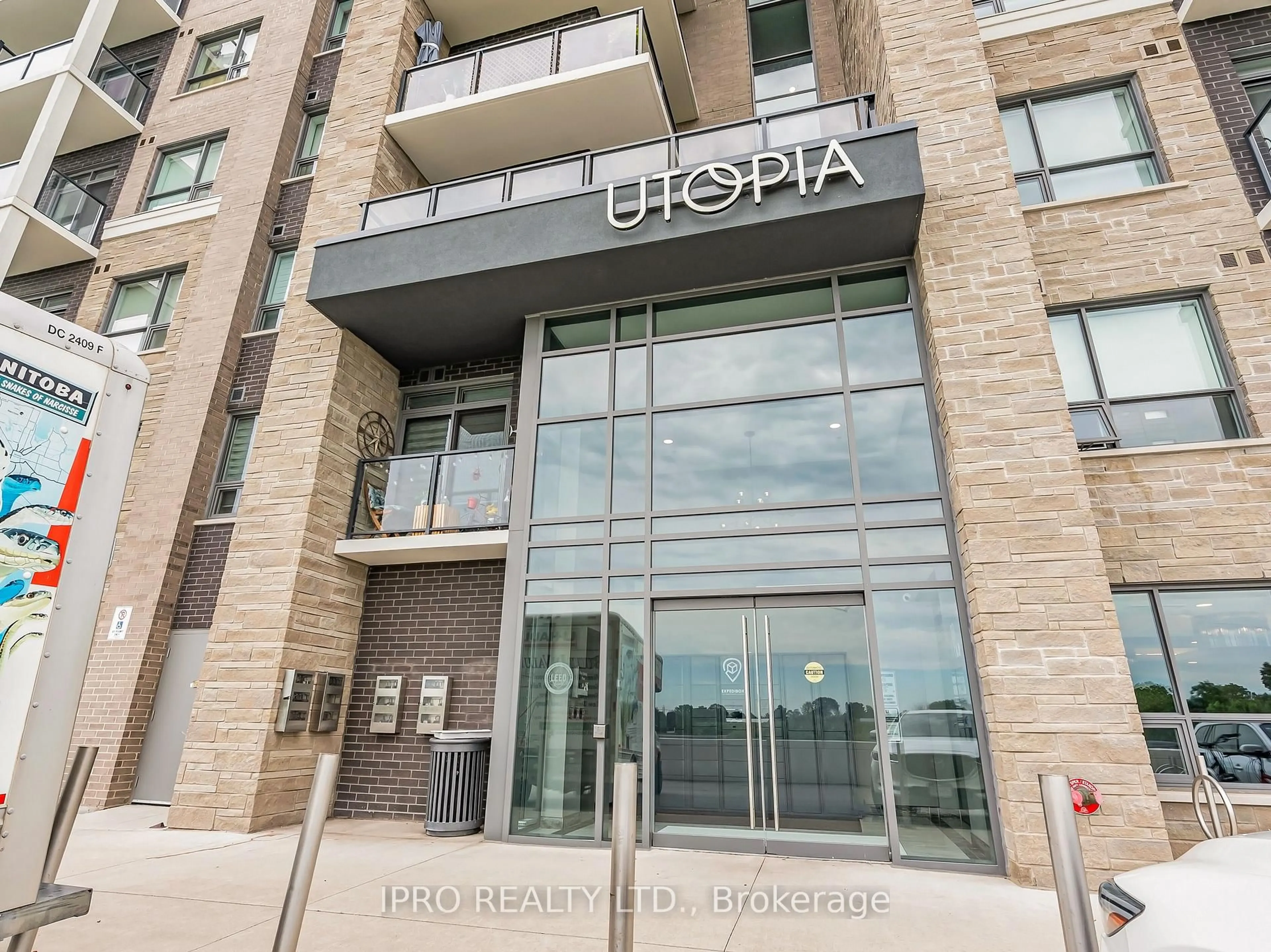 Indoor foyer for 5055 Greenlane Rd #208, Lincoln Ontario L3J 2J3