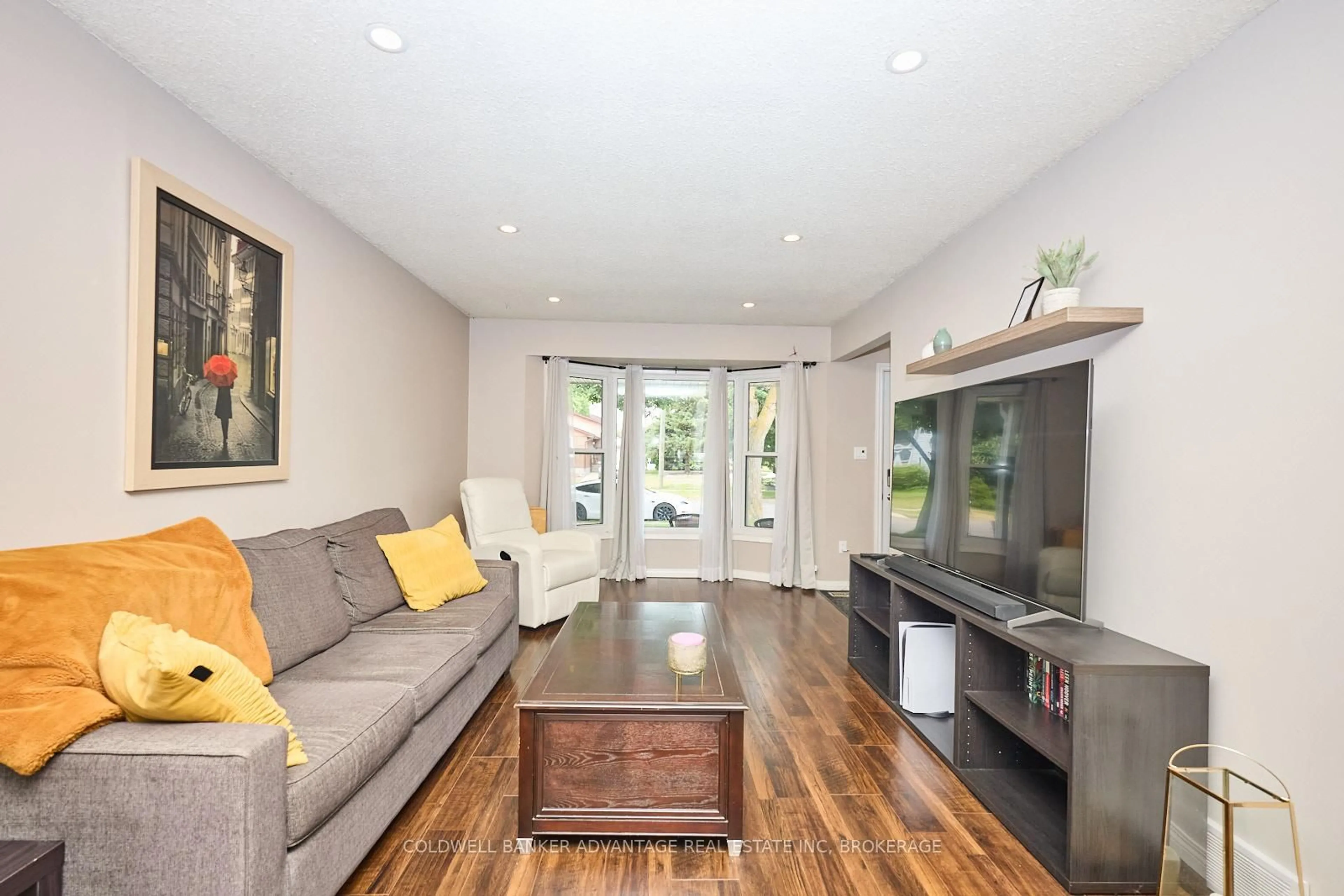 Living room with furniture, unknown for 130 Aqueduct St, Welland Ontario L3C 1C2