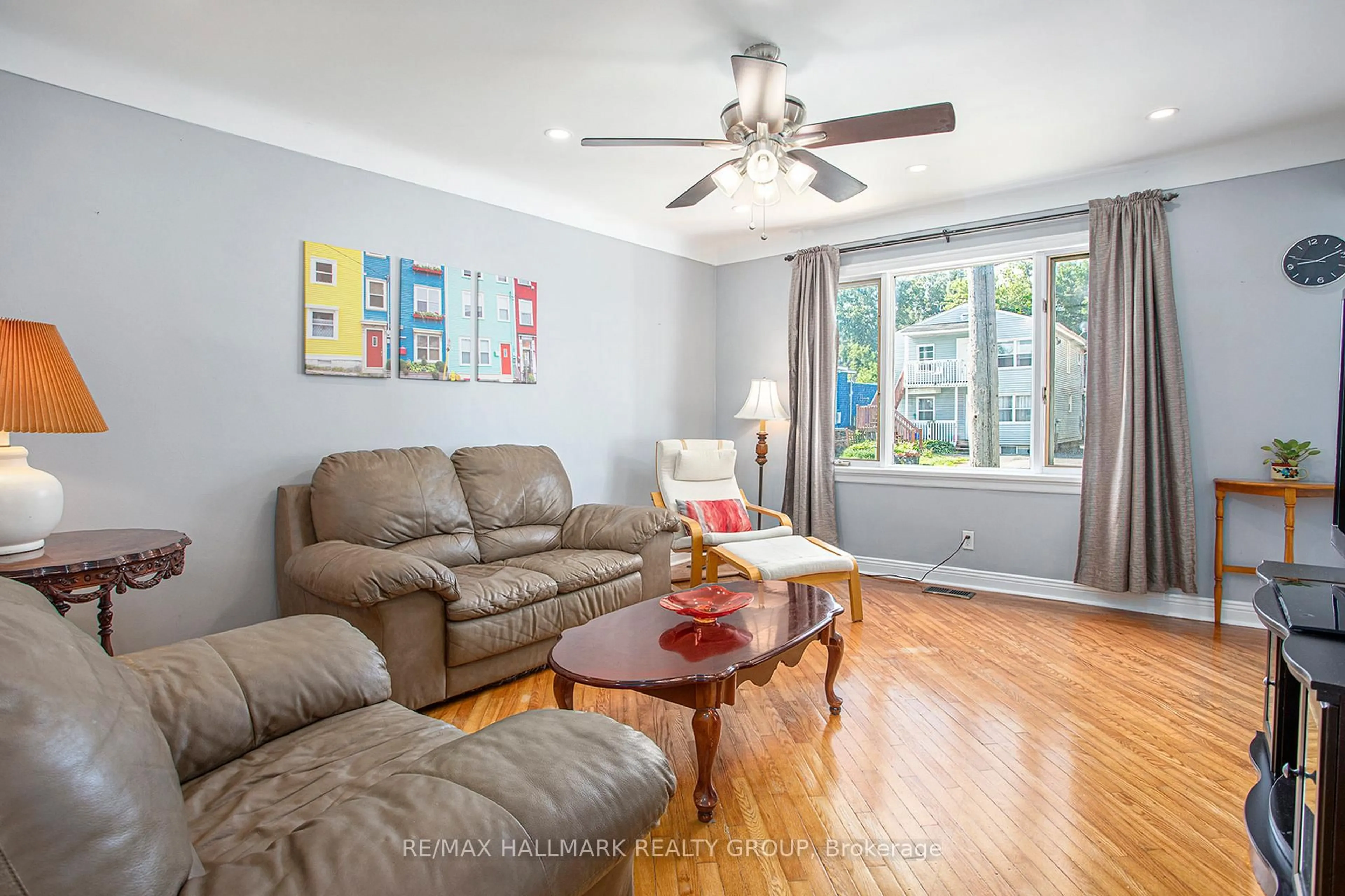Living room with furniture, unknown for 299 Montfort St, Ottawa Ontario K1L 5N7