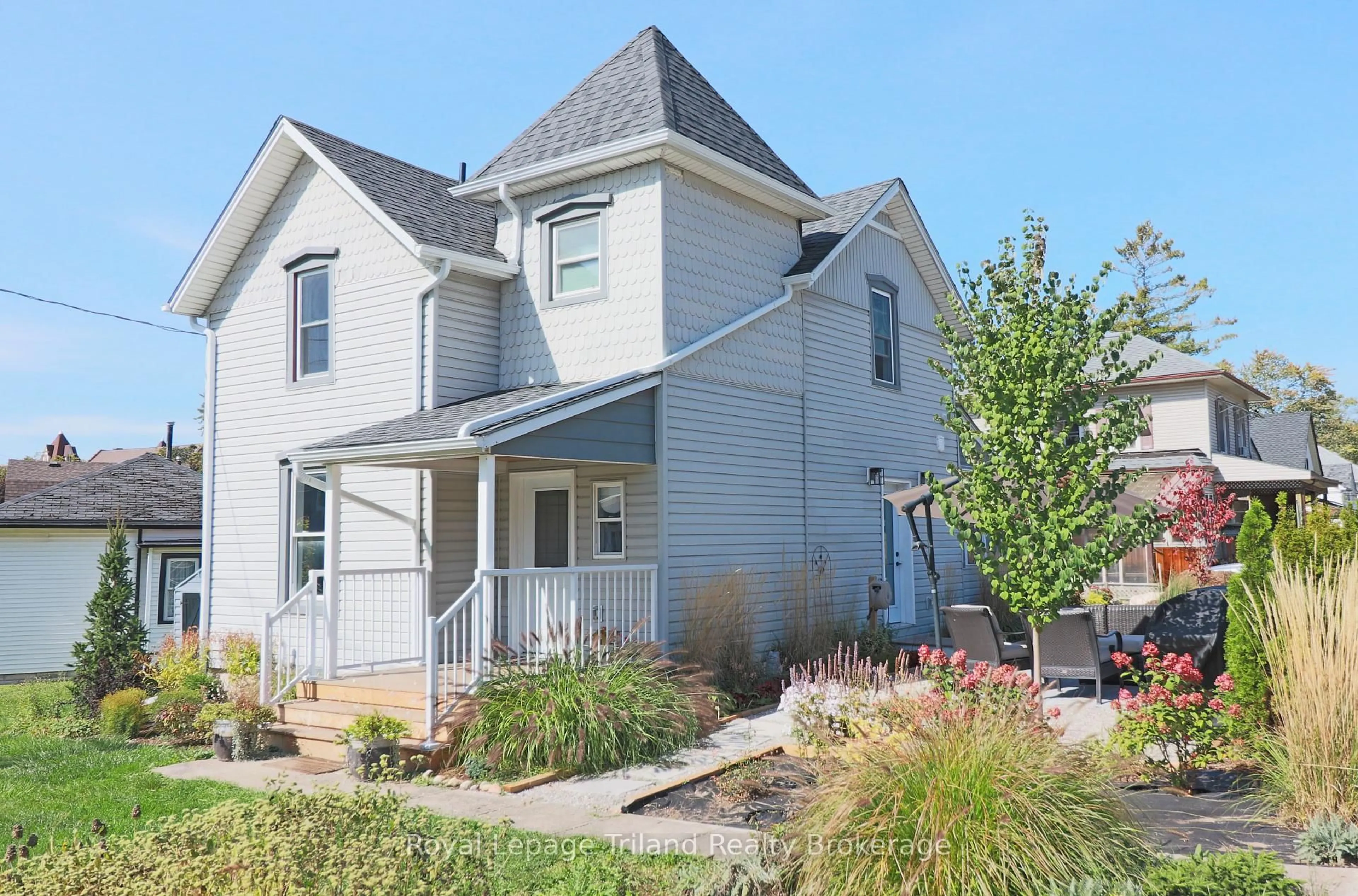 Home with vinyl exterior material, street for 55 Canterbury St, Ingersoll Ontario N5C 1C5