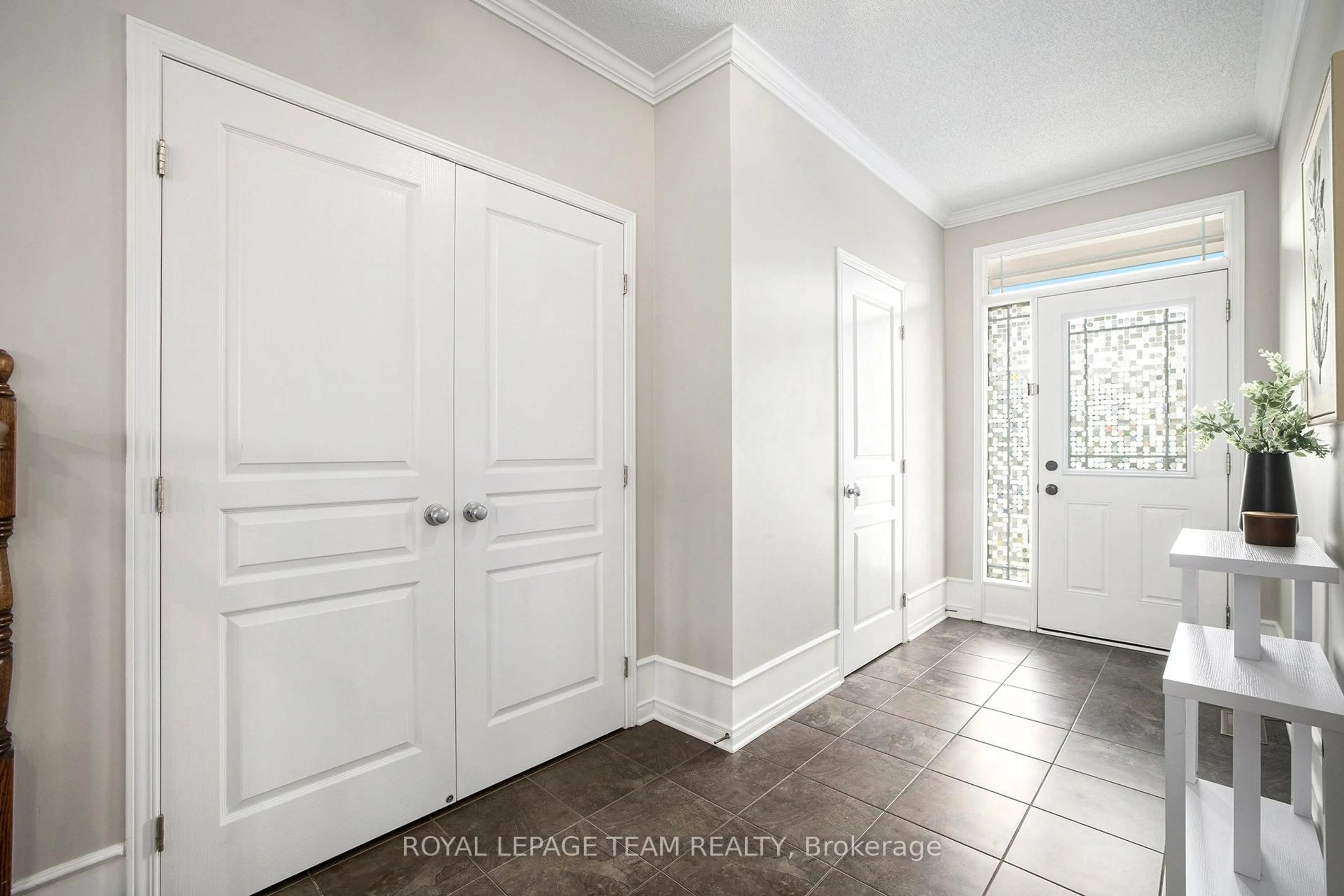 Indoor entryway for 1517 Carronbridge Circ, Ottawa Ontario K2M 0G7