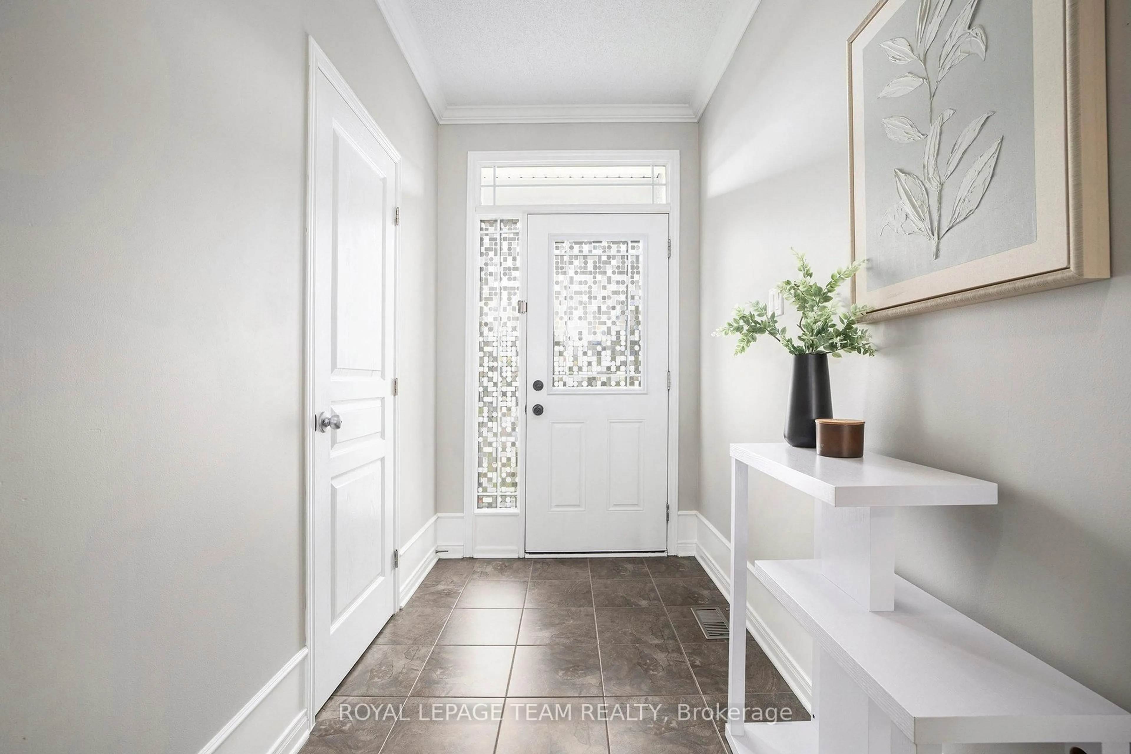 Indoor entryway for 1517 Carronbridge Circ, Ottawa Ontario K2M 0G7