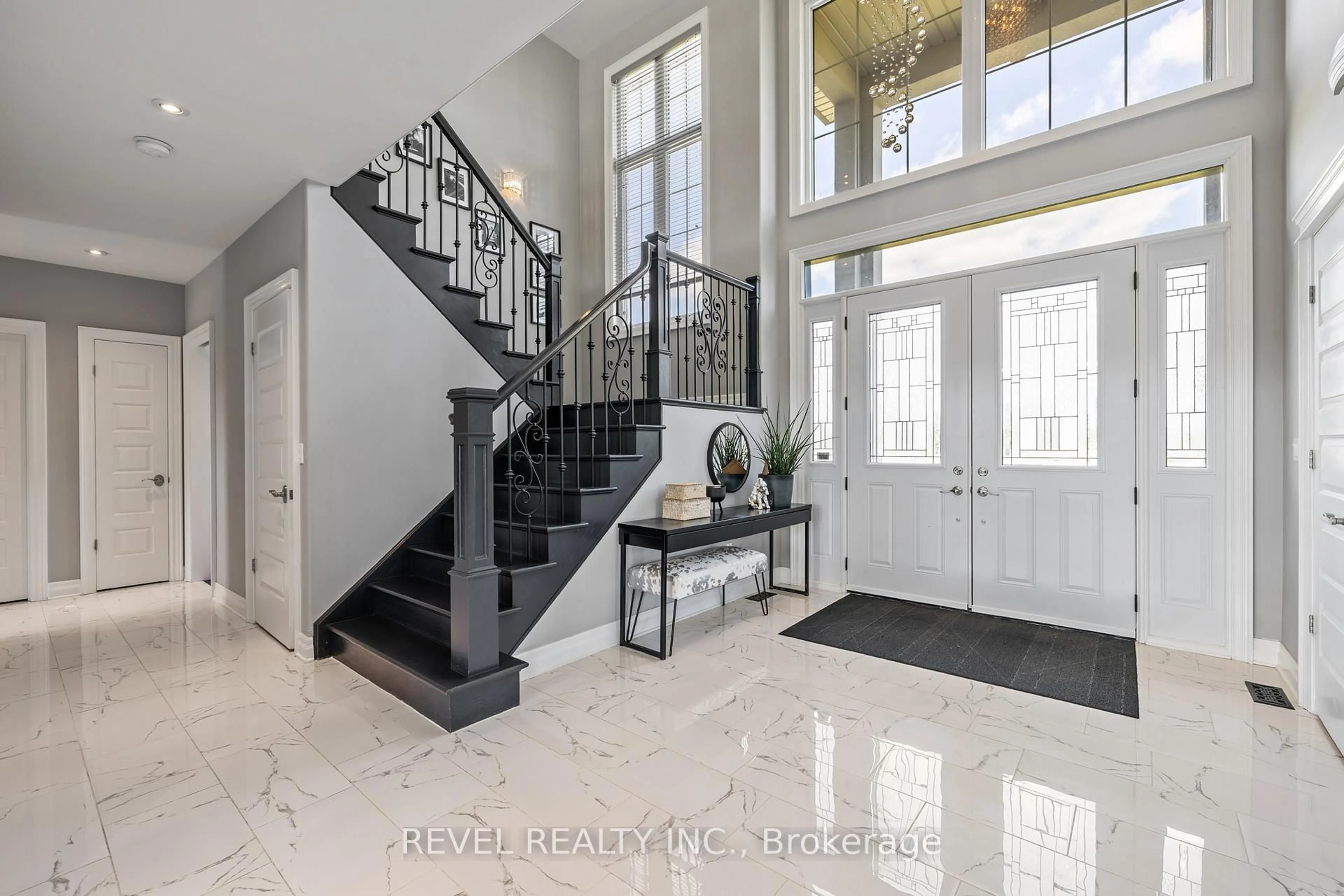 Indoor entryway for 1479 Merrittville Highway, Thorold Ontario L3B 5N5